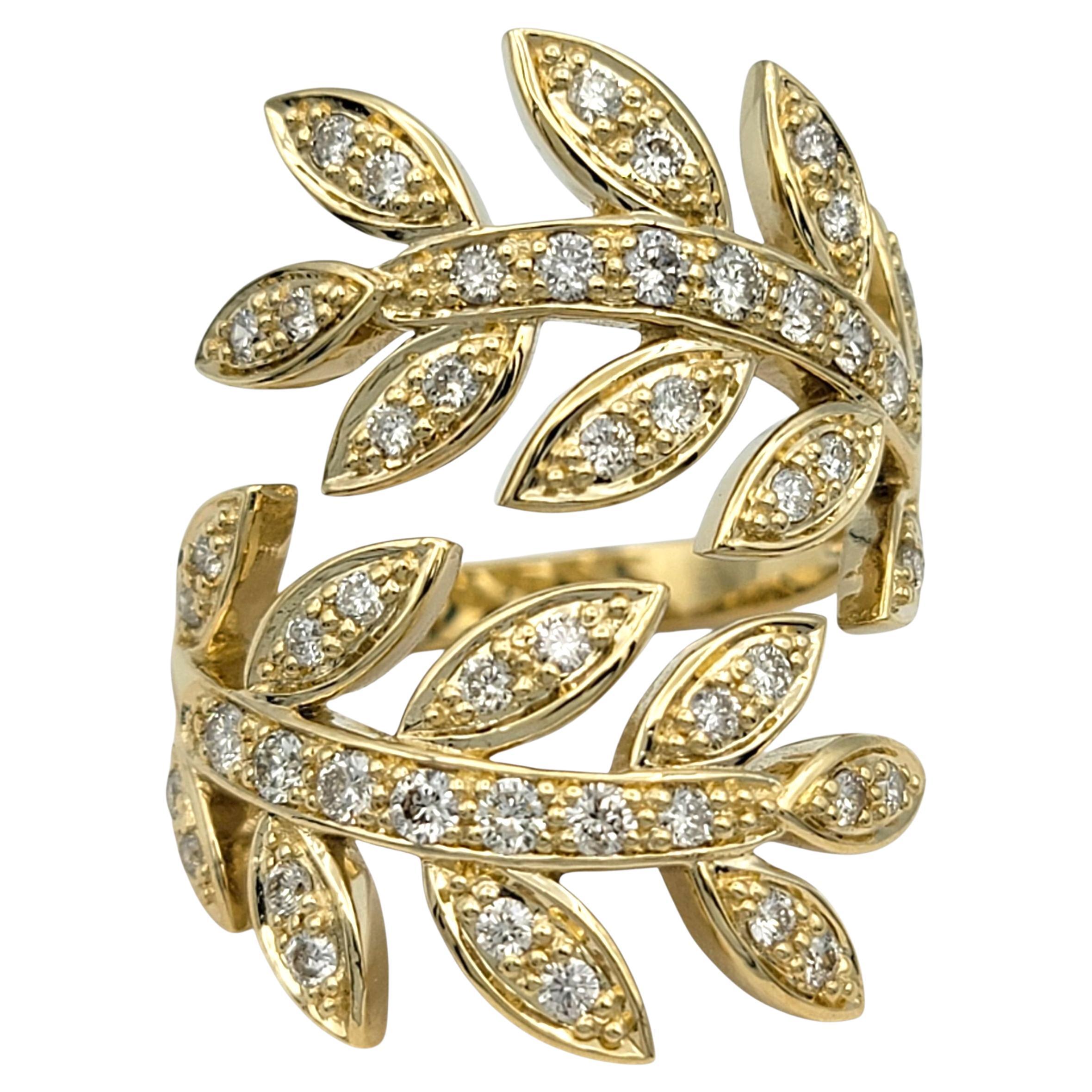 Bague à large bande en or jaune 14 carats avec motif de feuilles et diamants en vente