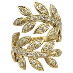 Bague à large bande en or jaune 14 carats avec motif de feuilles et diamants
