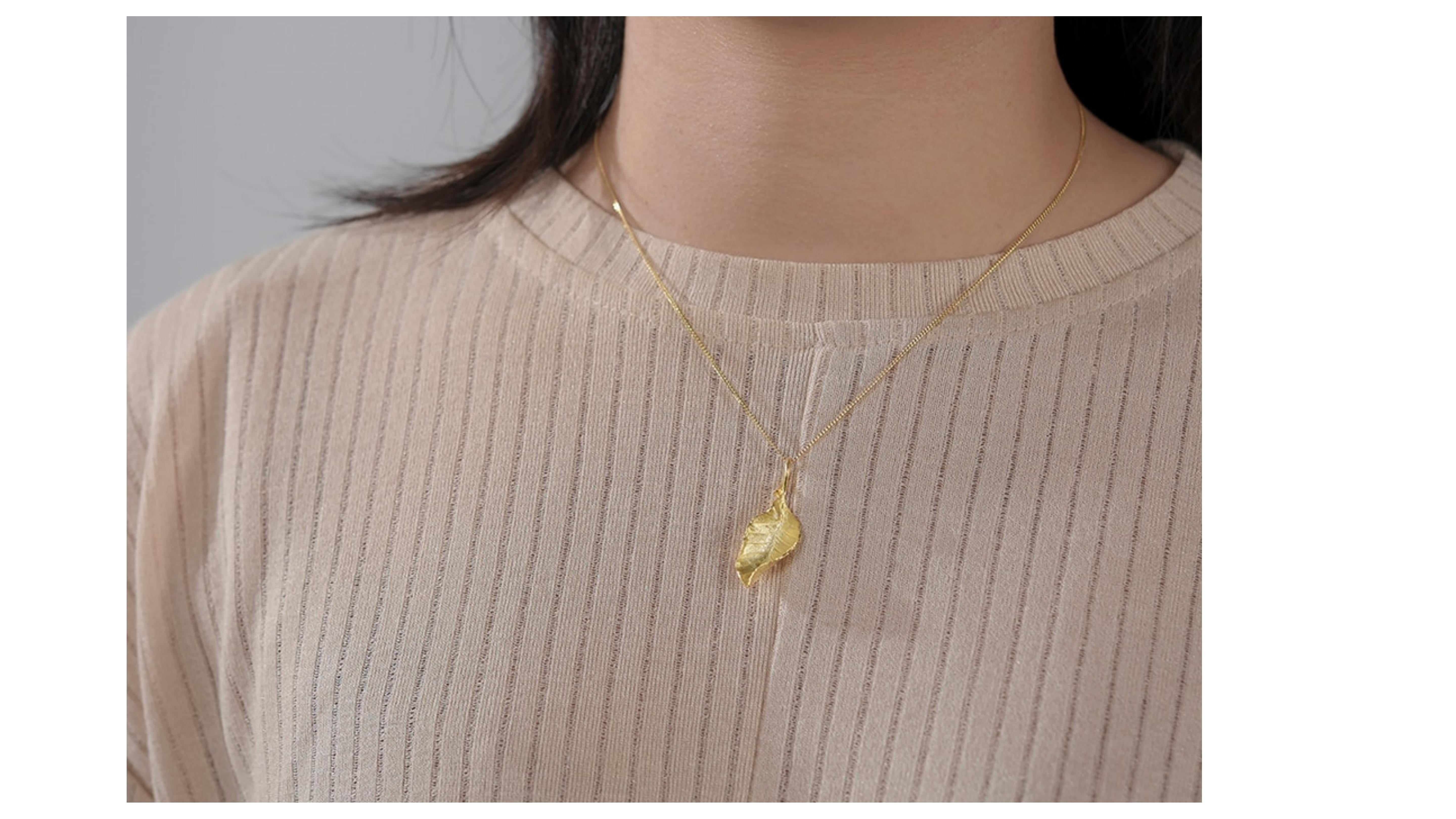 Leaf  Necklace 18 Karat Gold Plated In New Condition For Sale In Barnsley, GB