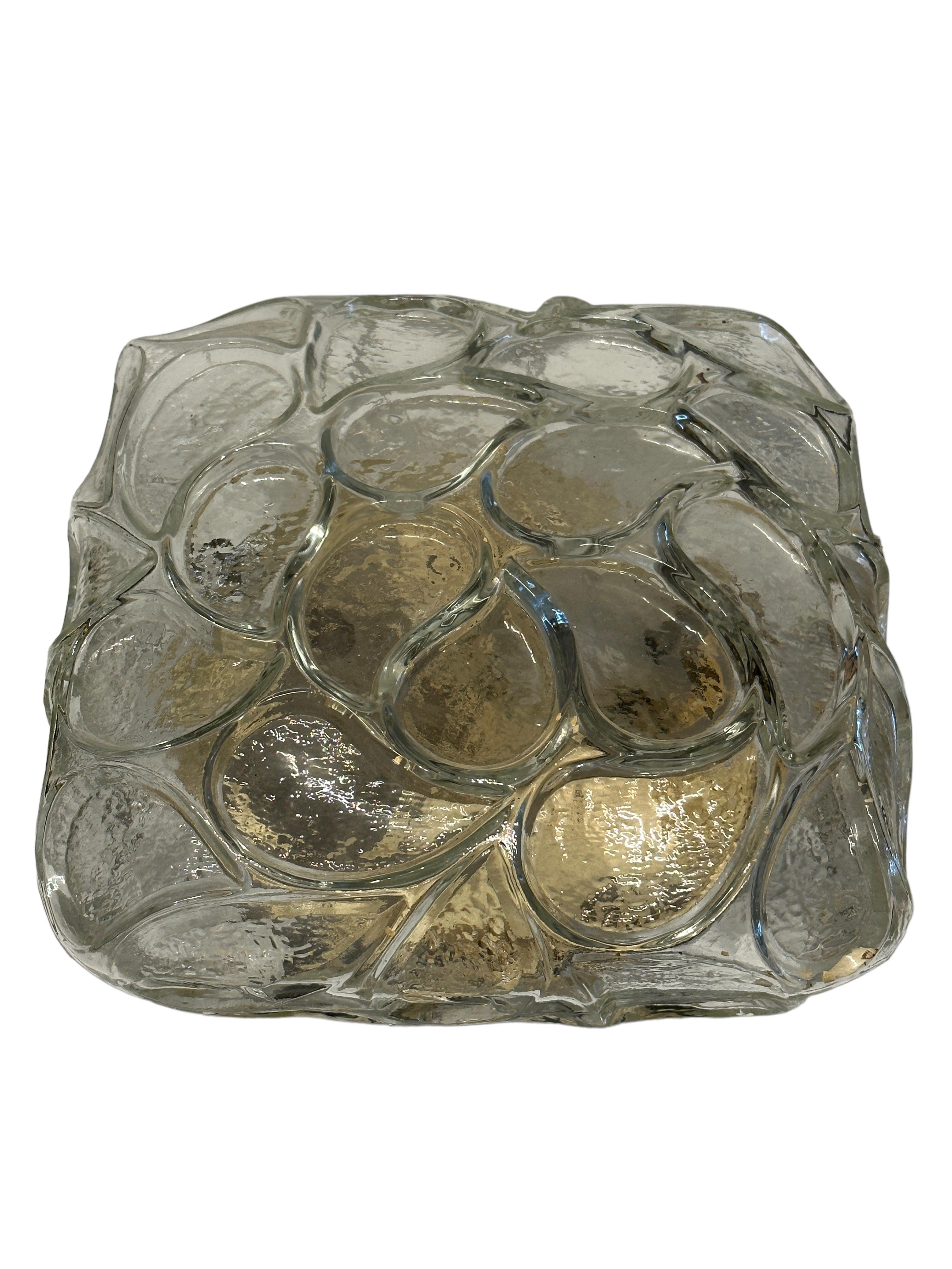 Petite applique fabriquée par RZB Leuchten. Il s'agit d'un verre transparent sur un cadre métallique. Le luminaire est équipé d'une douille E27 de style européen. Le luminaire nécessite une ampoule européenne E27 / 110 volts Edison, jusqu'à 100