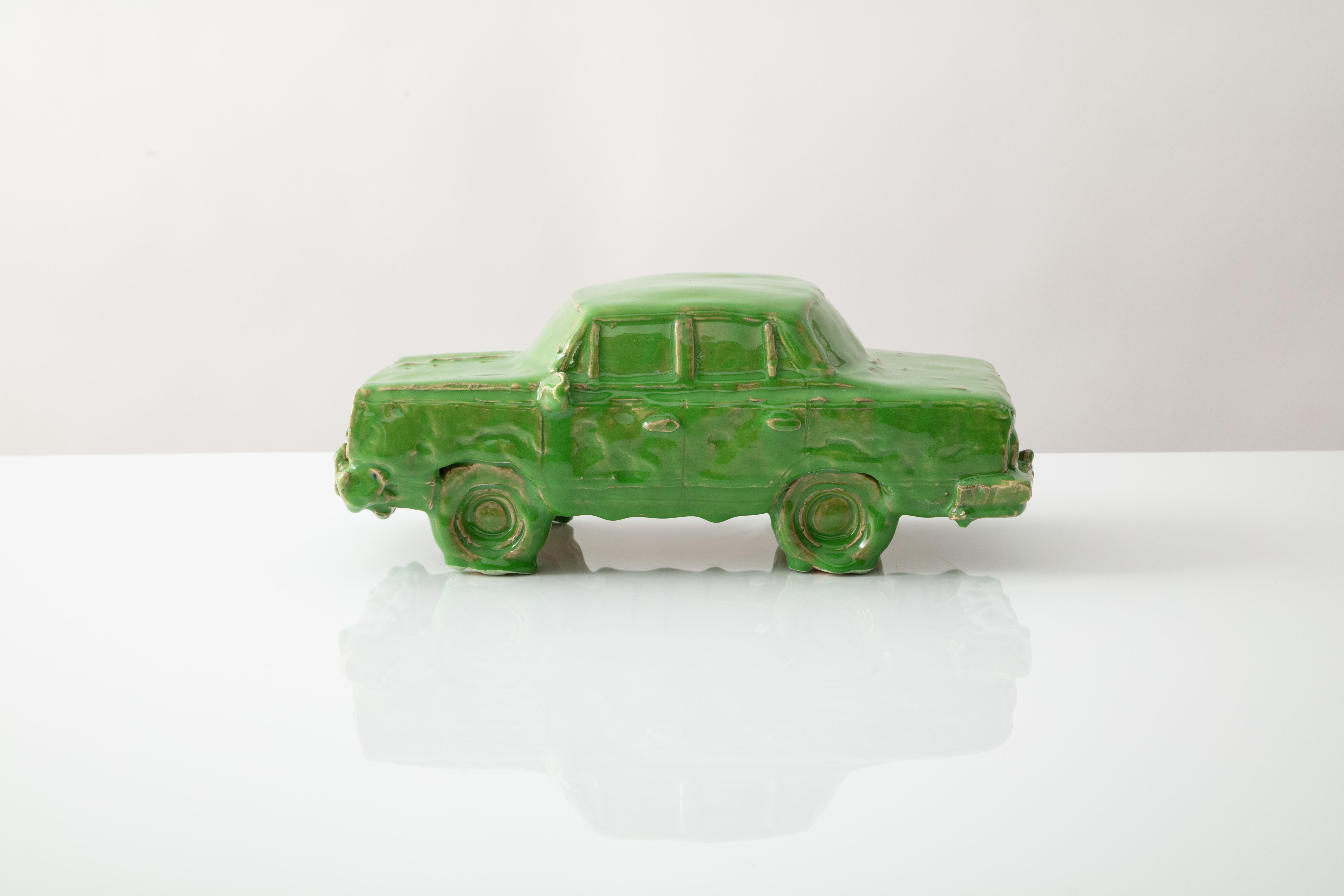 Moderne Sculpture de voiture en céramique émaillée « Leaf Rambler » en vente