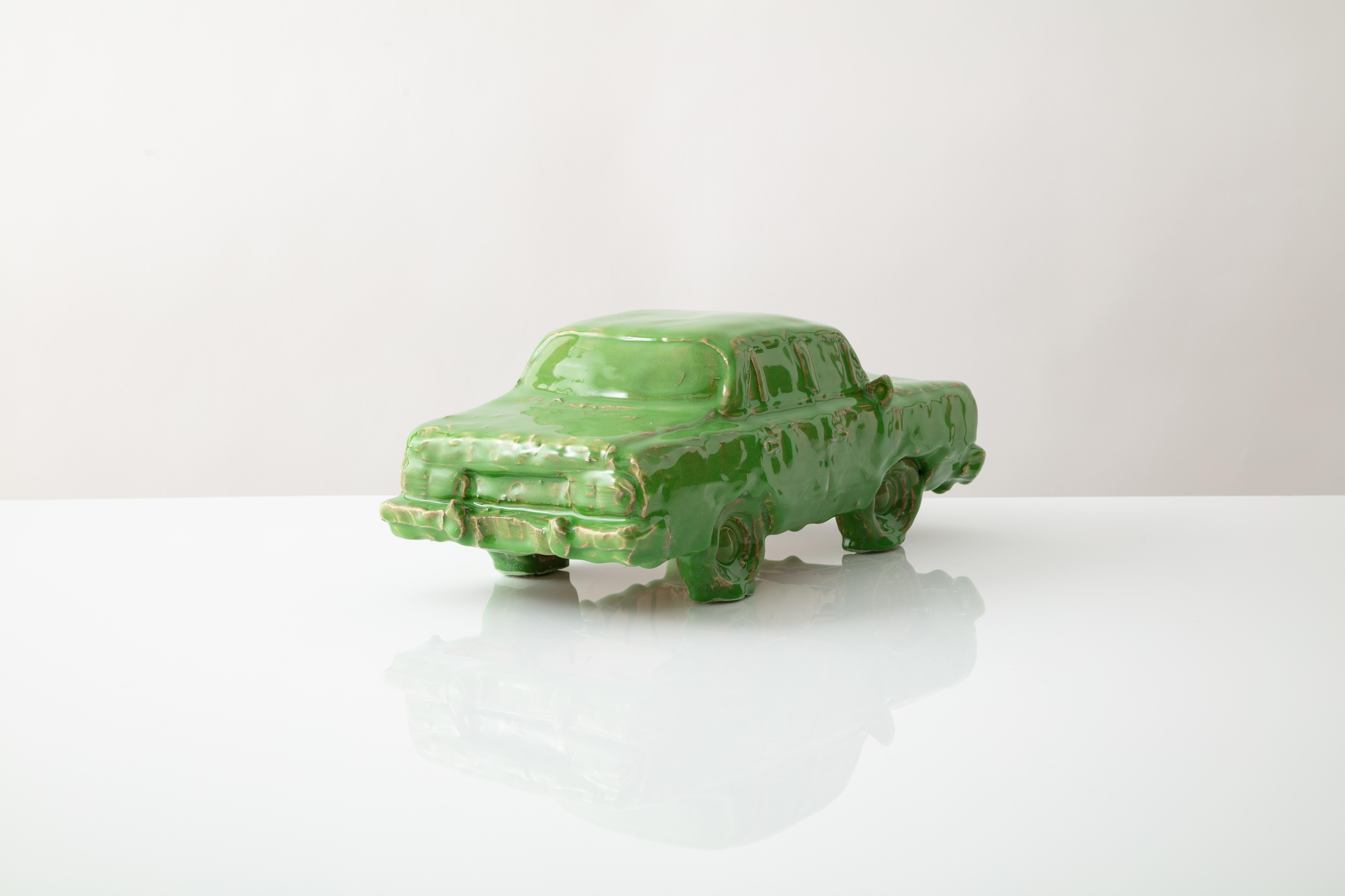 Américain Sculpture de voiture en céramique émaillée « Leaf Rambler » en vente