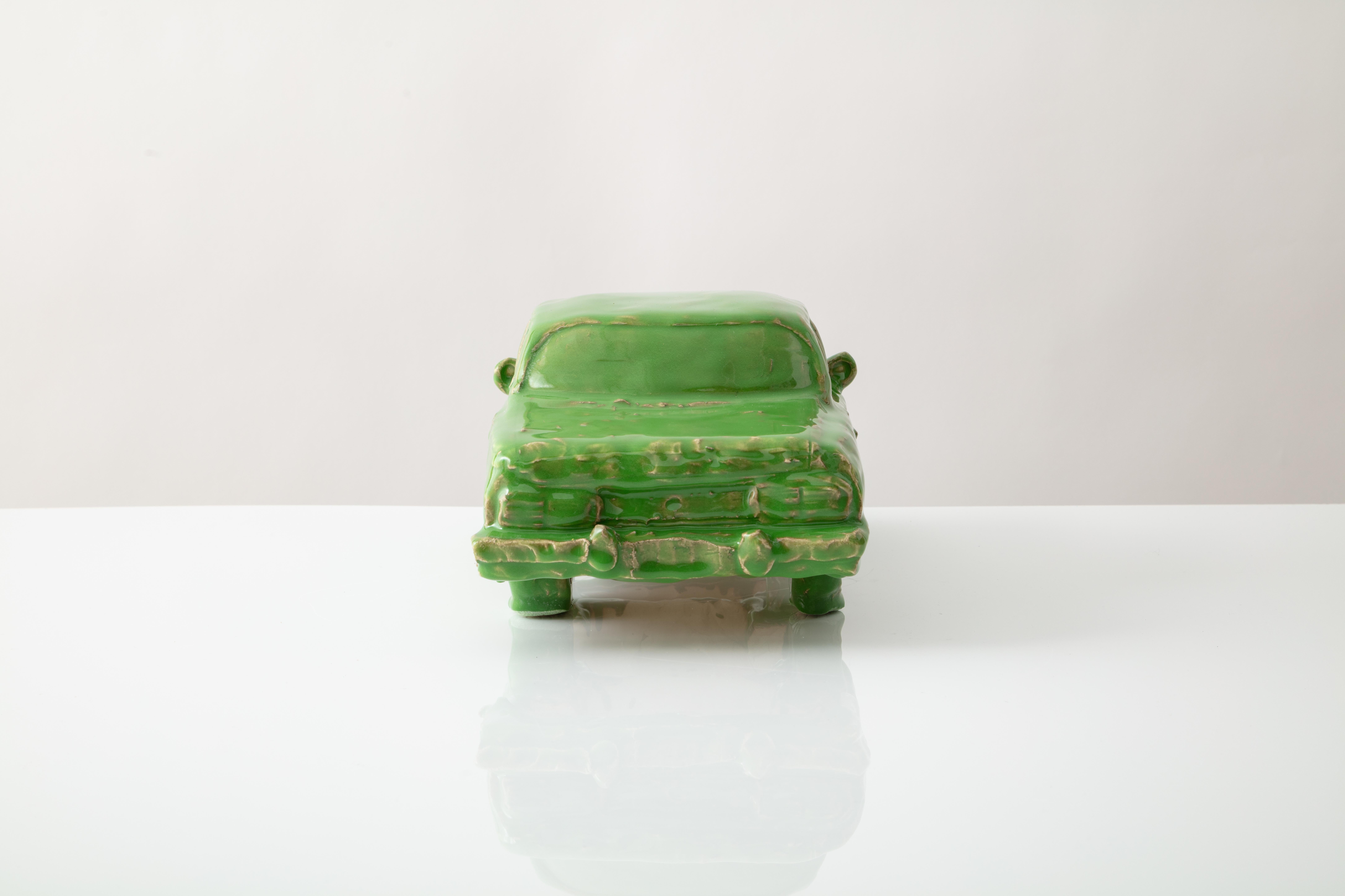 Vernissé Sculpture de voiture en céramique émaillée « Leaf Rambler » en vente