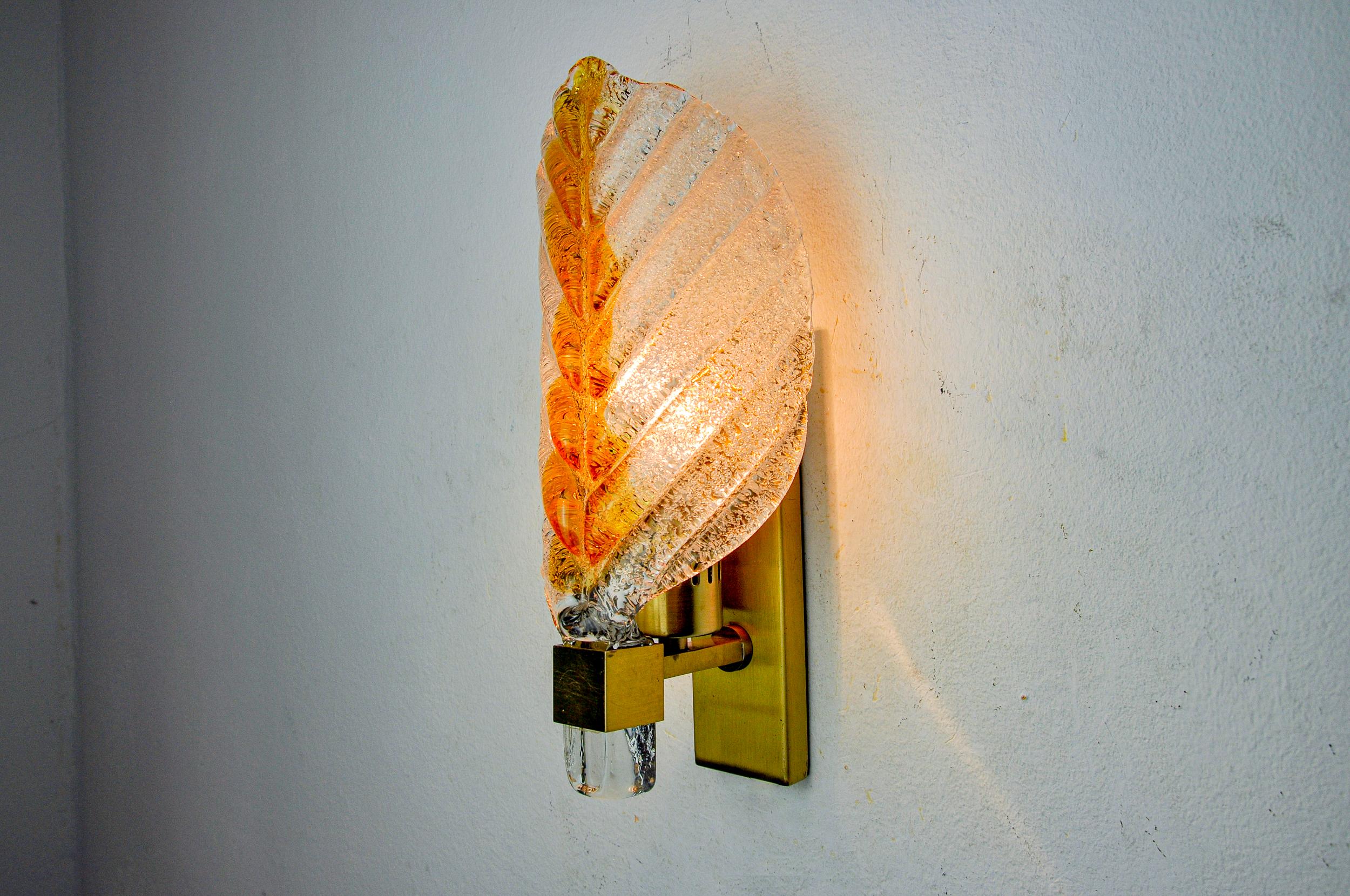 Magnífico aplique de hojas de cristal de Murano esmerilado, diseñado y fabricado en Italia en la década de 1970. Aplique de pared en forma de hoja sostenido por una estructura de metal dorado. Objeto único que iluminará maravillosamente y aportará