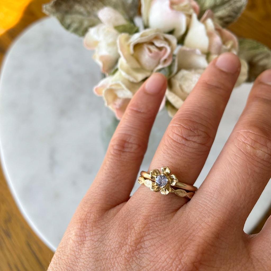 For Sale:  Leaf Ring/ 9 Carat Yellow Gold 10