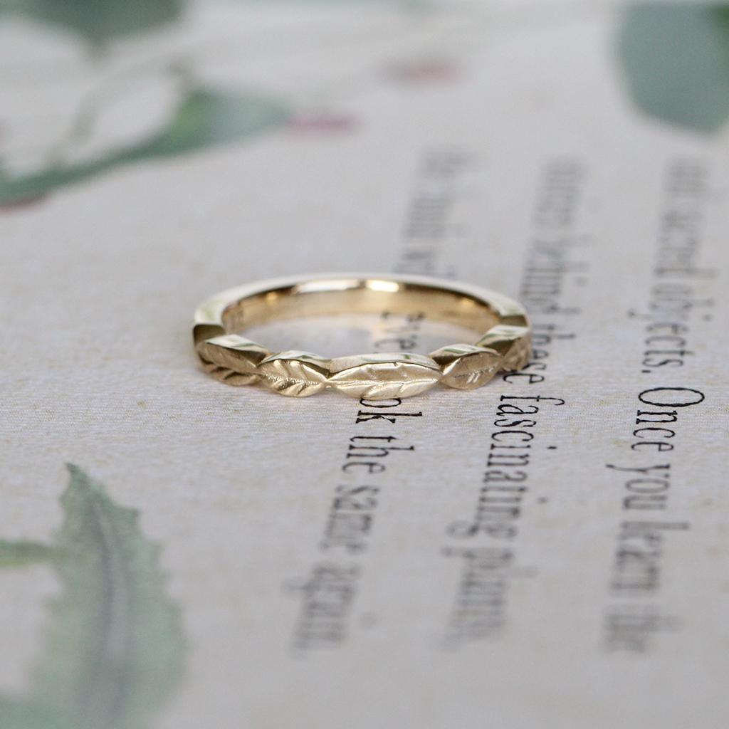 For Sale:  Leaf Ring/ 9 Carat Yellow Gold 2