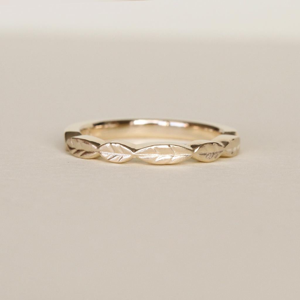 For Sale:  Leaf Ring/ 9 Carat Yellow Gold 3