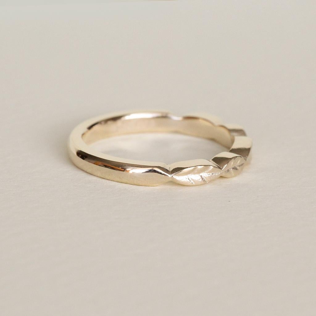 For Sale:  Leaf Ring/ 9 Carat Yellow Gold 4
