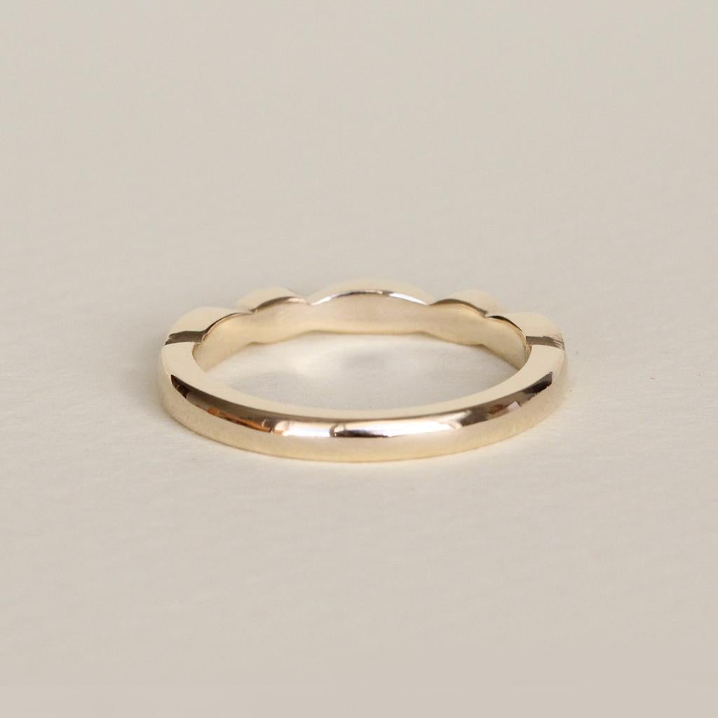 For Sale:  Leaf Ring/ 9 Carat Yellow Gold 5