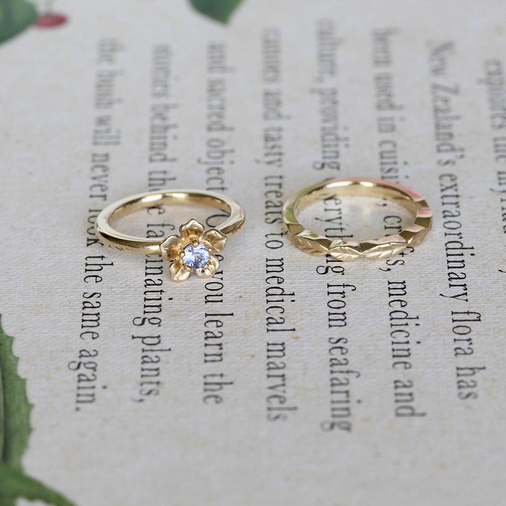 For Sale:  Leaf Ring/ 9 Carat Yellow Gold 8