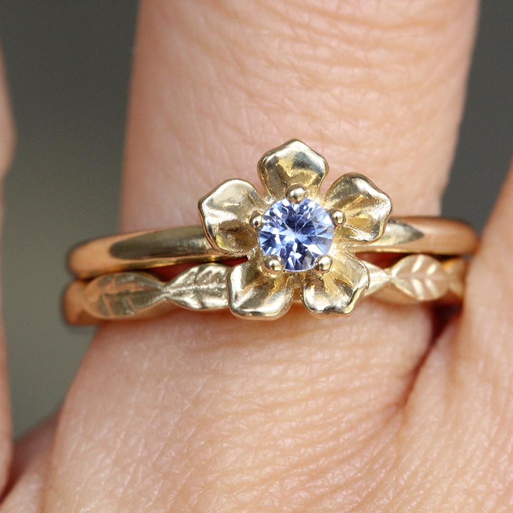 For Sale:  Leaf Ring/ 9 Carat Yellow Gold 9