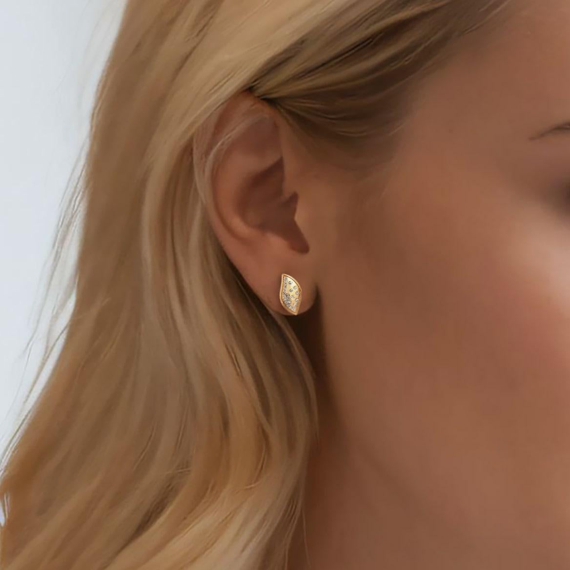 Desprende elegancia con estos pendientes de diamantes en forma de hoja de oro amarillo de 14 quilates, diseñados en oro de 14 quilates con un lujoso acabado de oro amarillo. Cada pendiente está adornado con 0,16 quilates de diamantes talla completa,