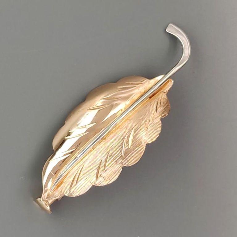 A Simple and very Elegant, nature-inspired Gold brooch for every day use, in the form of a magnificent golden brown, leaf. 

Forged from 18k yellow gold and 18k white gold, it features a leaf with fine brush stroke finish with the veins. 

In 18