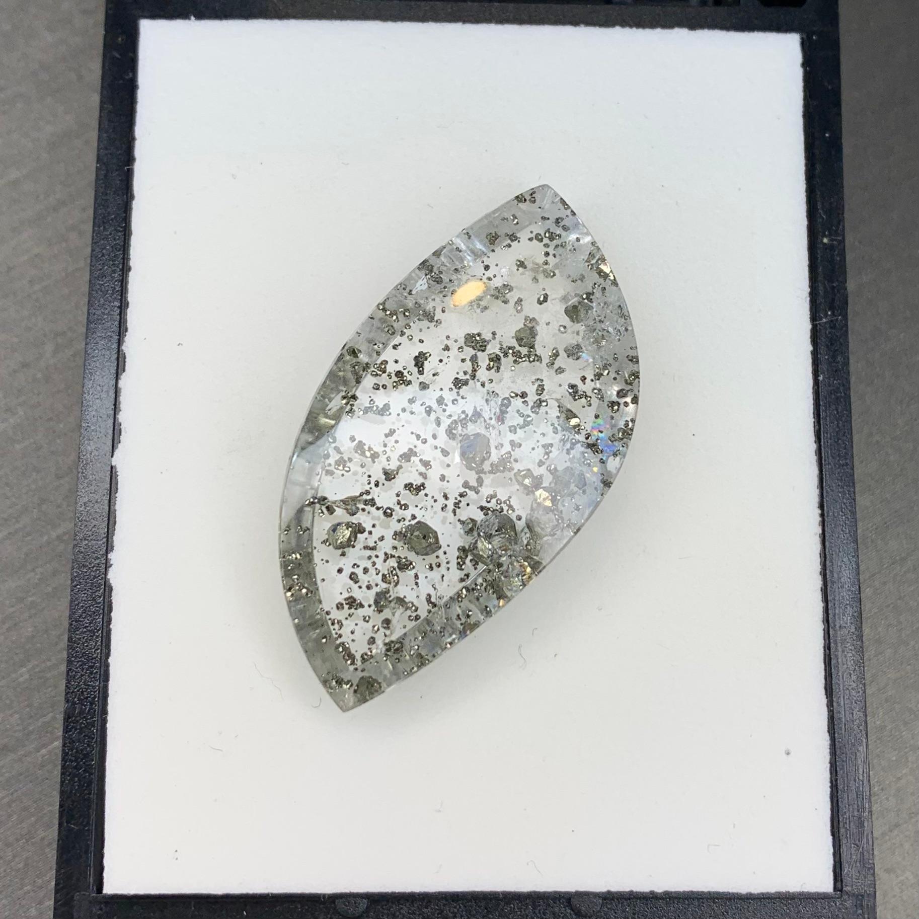 Women's or Men's Leaf-shaped 35.52 carat quartz with pyrite inclusions