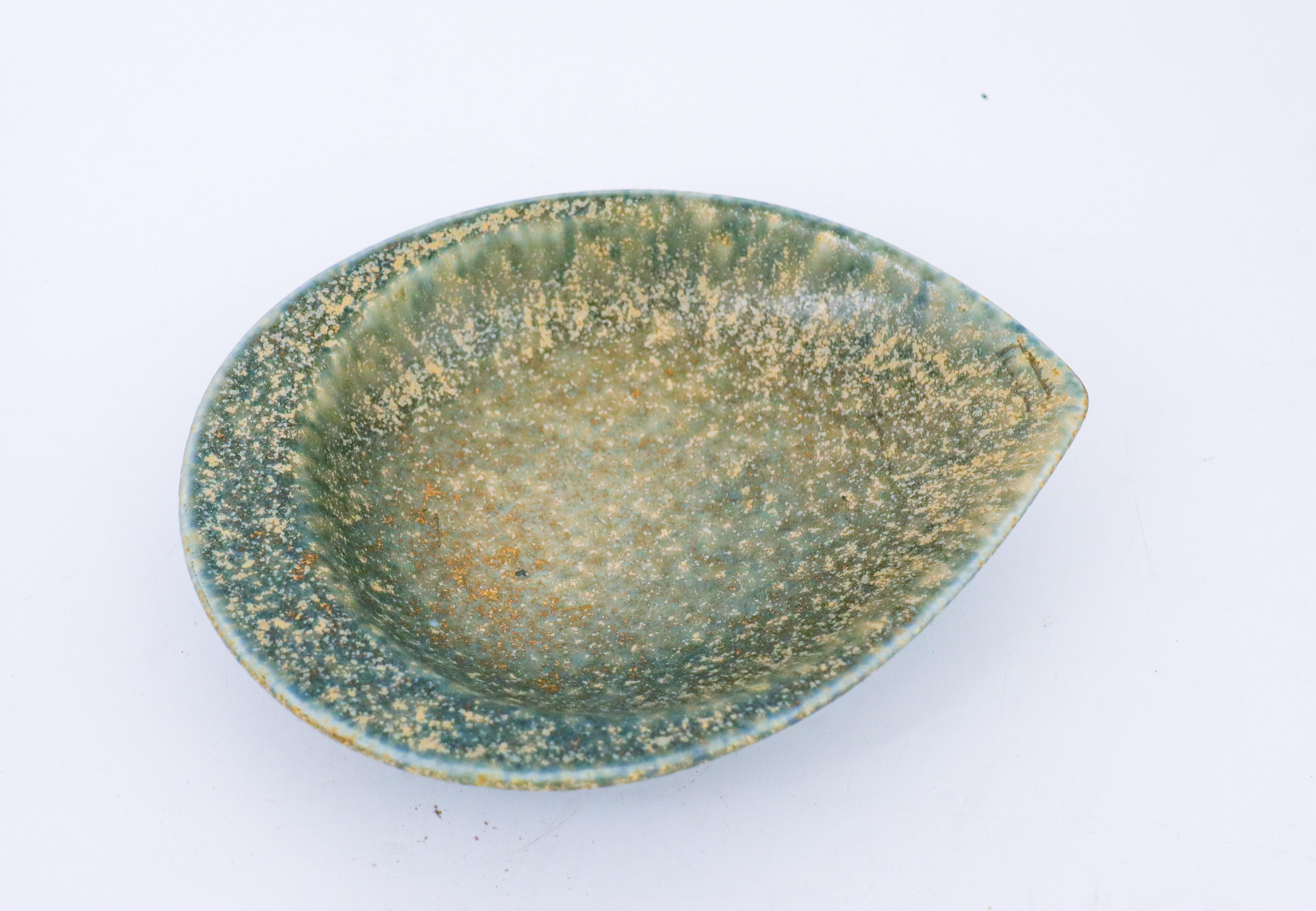 Scandinavian Modern Leaf shaped Bowl - Lovely Glaze - Carl-Harry Stålhane - Rörstrand - Mid century For Sale