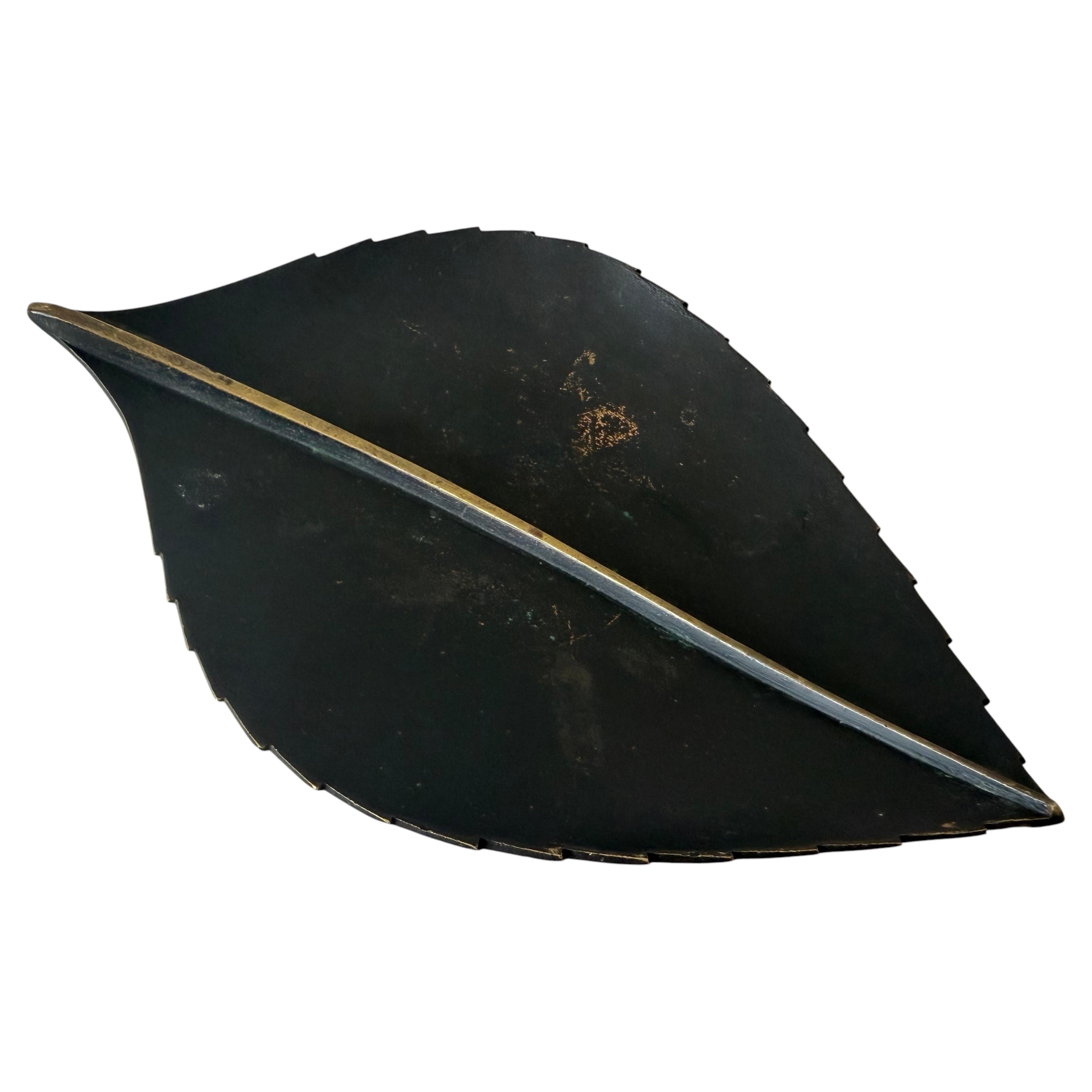 Bol en laiton en forme de feuille à patine foncée par Werkstätte Carl Auböck ca' 1960s