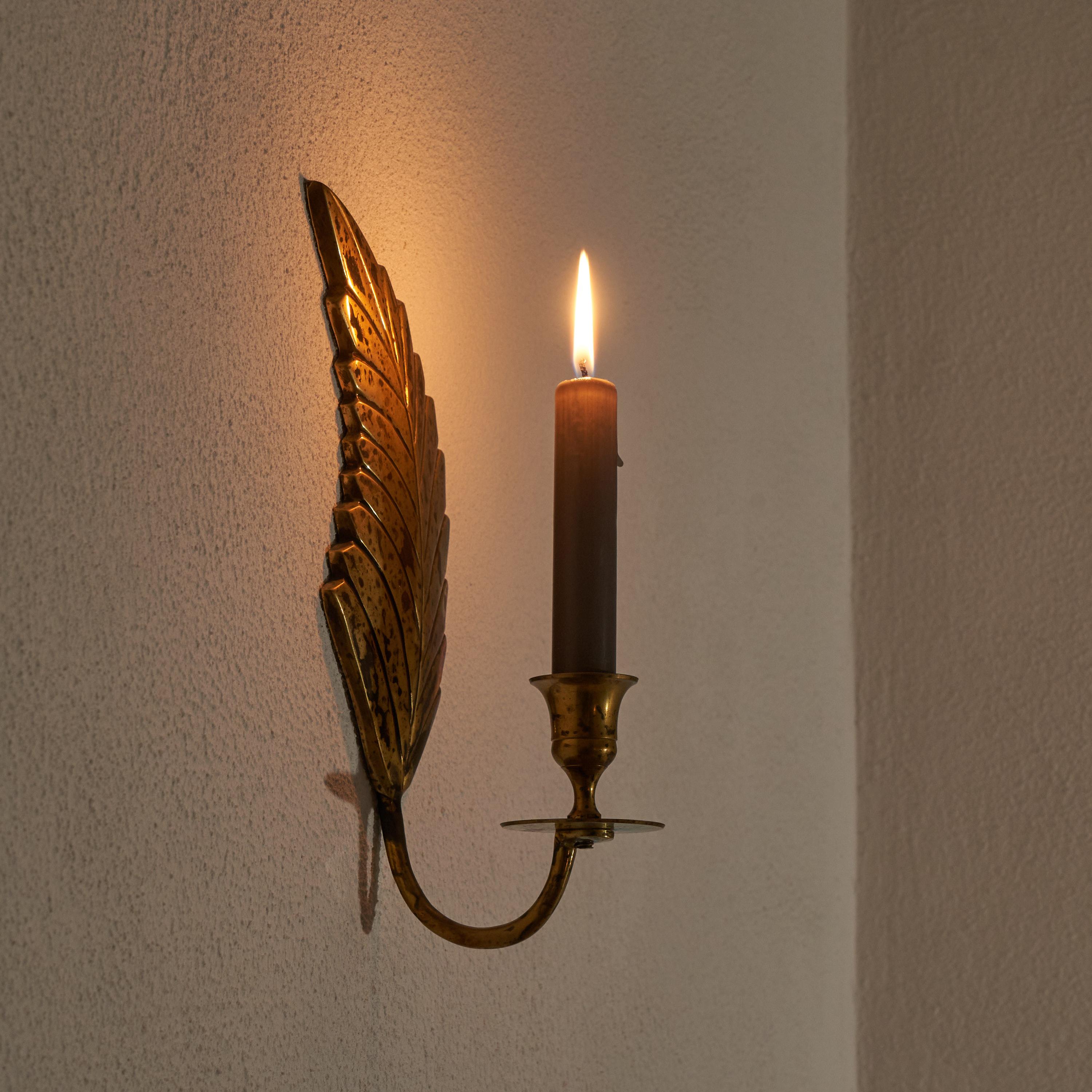 Mid-Century Modern Leaf Shaped Candle Sconce in Patinated Brass 1970s For Sale