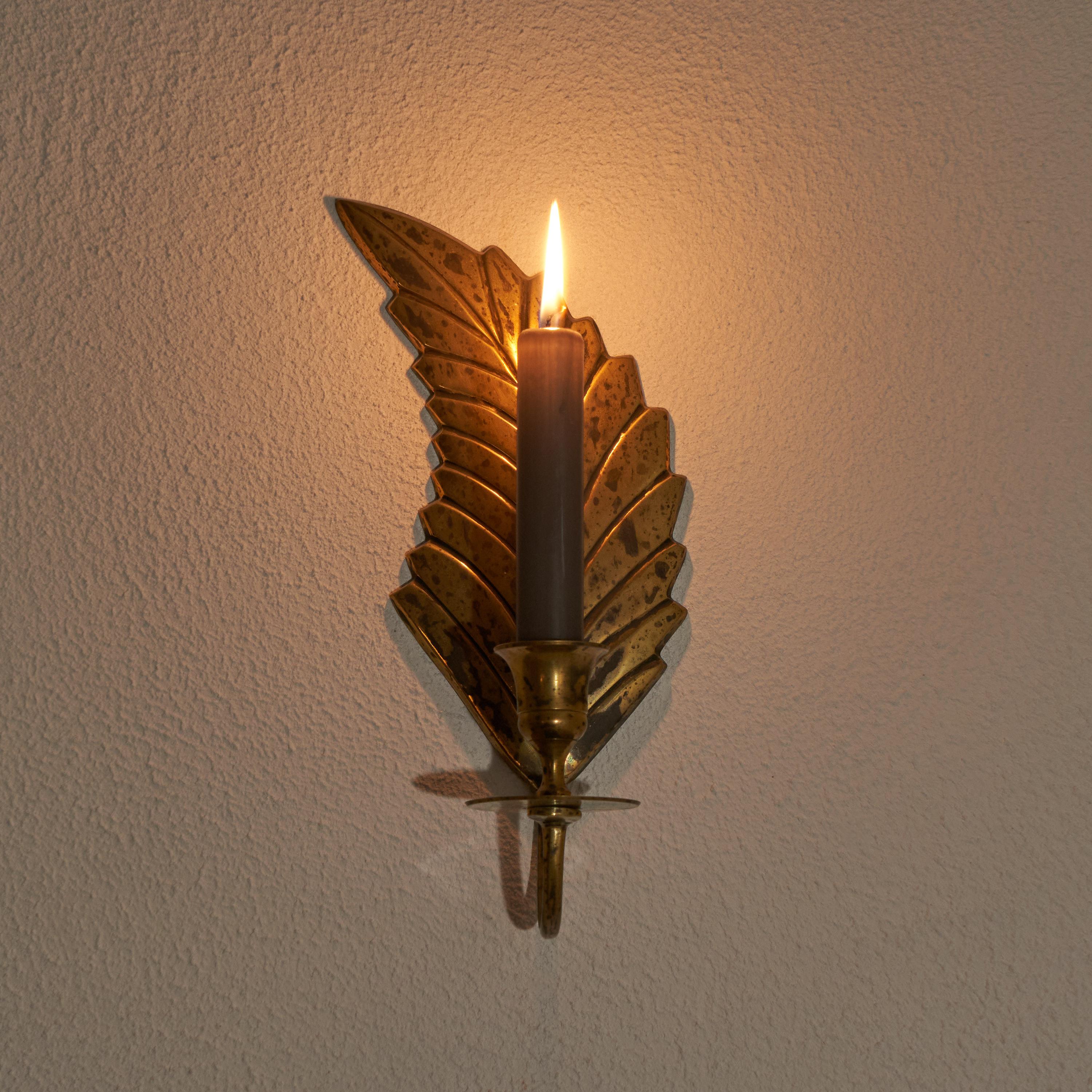 Leaf Shaped Candle Sconce in Patinated Brass 1970s In Good Condition For Sale In Tilburg, NL