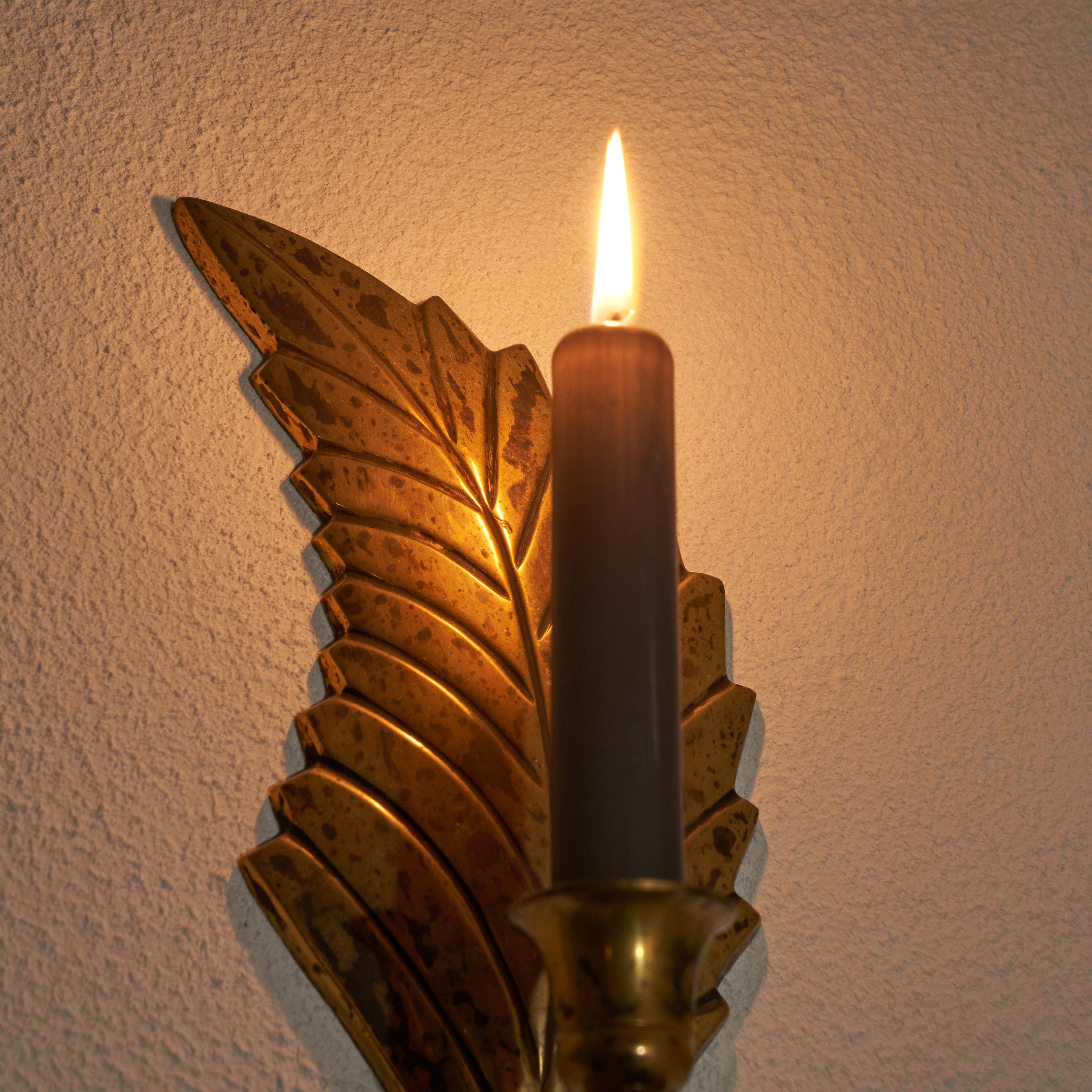 20th Century Leaf Shaped Candle Sconce in Patinated Brass 1970s For Sale