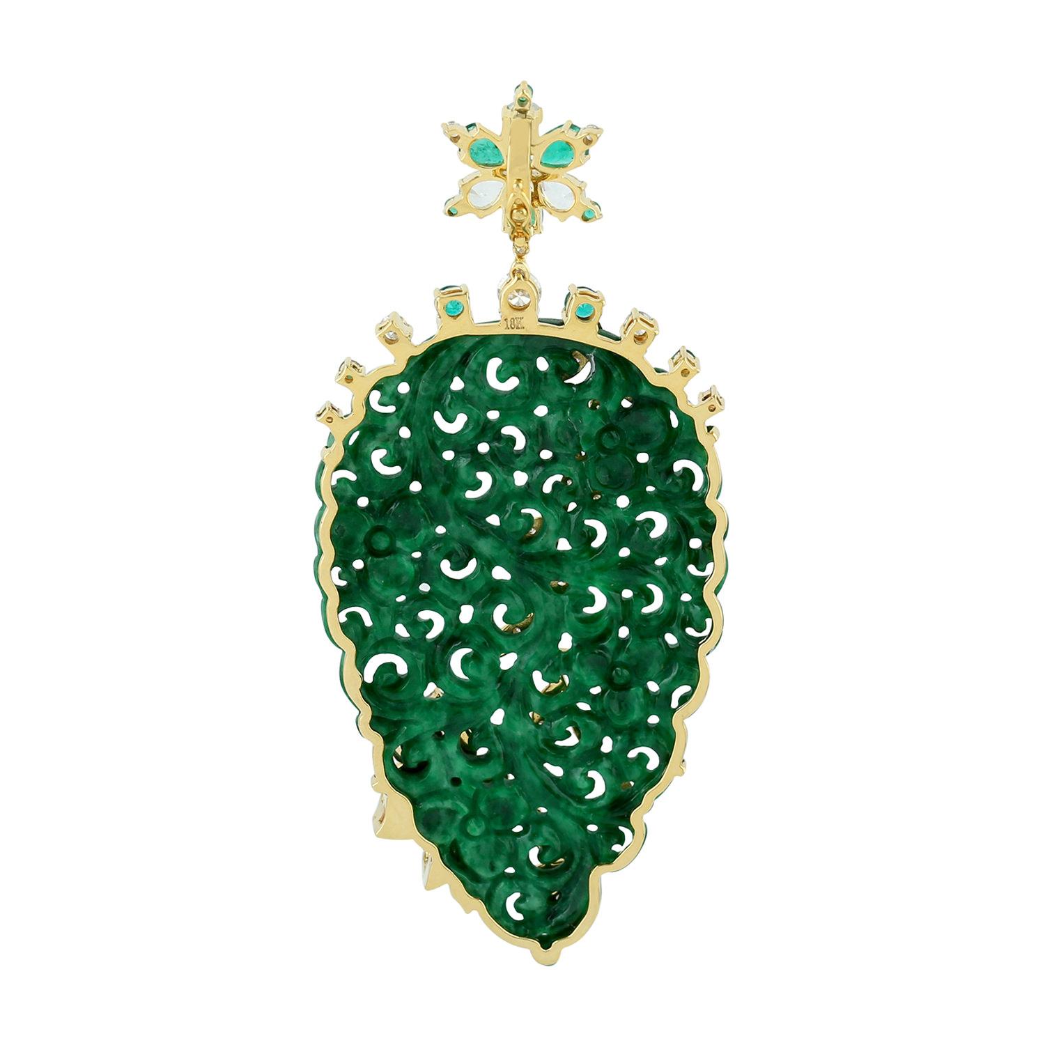 Artisan Pendentif en Jade sculpté en forme de feuille avec diamants pavés papillon en or jaune 18k en vente