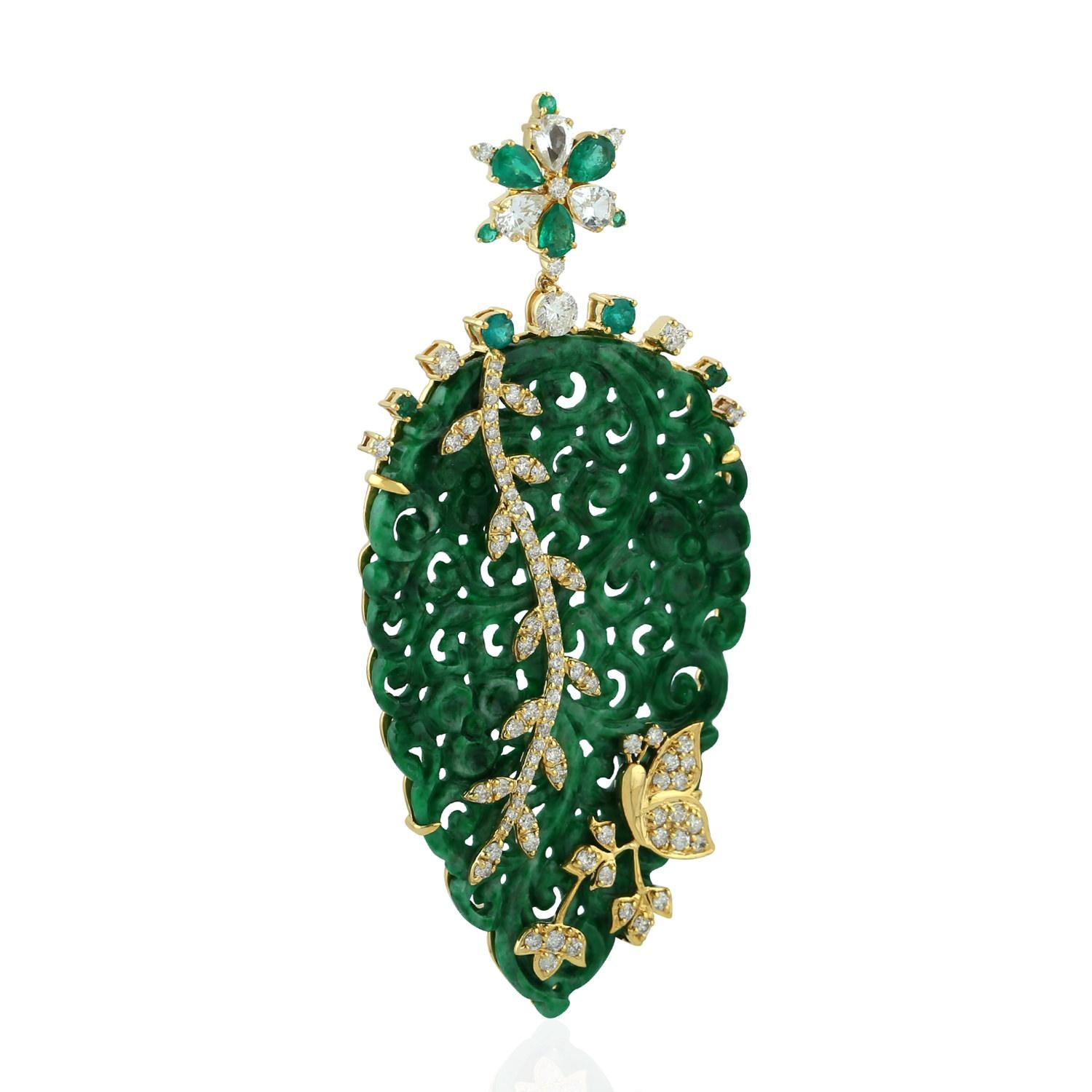 Taille mixte Pendentif en Jade sculpté en forme de feuille avec diamants pavés papillon en or jaune 18k en vente
