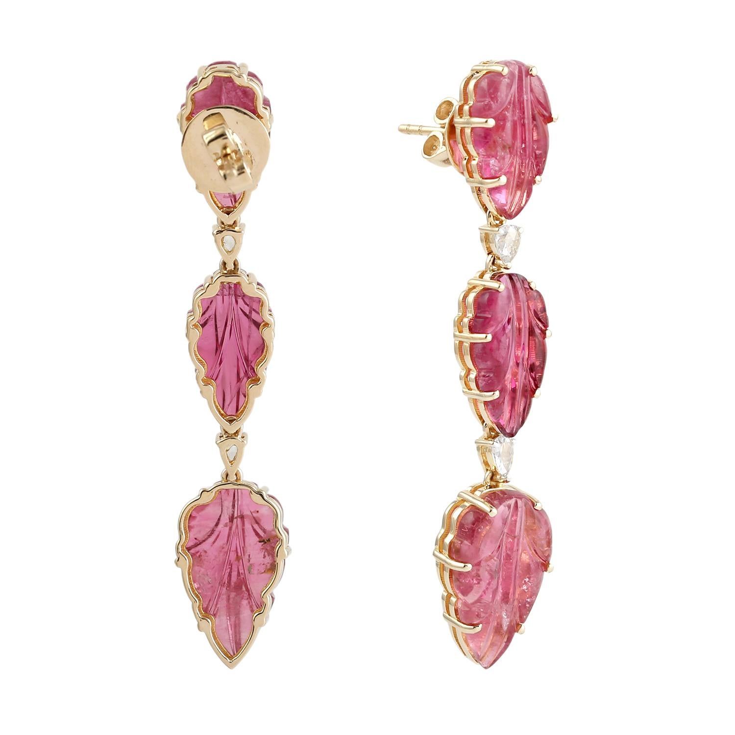 Artisan Boucles d'oreilles pendantes en or 14k avec tourmaline rose sculptée en forme de feuille et diamants en vente