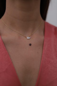 Collana modernista con ciondolo a forma di foglia tempestata di diamanti in oro giallo massiccio 14 carati