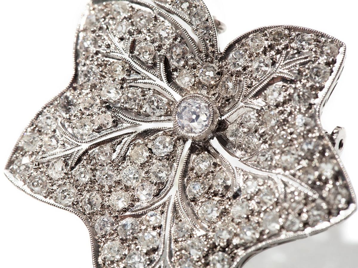 Leaf-shaped brooch mounted in platinum with circa 91 diamonds overall approximately 3,20 carat. 
Total weight 10,46 grams. That can also be worn as a pendant. Measurements: 1.5 x 1.46 in ( 3,8 x 3,7 cm )