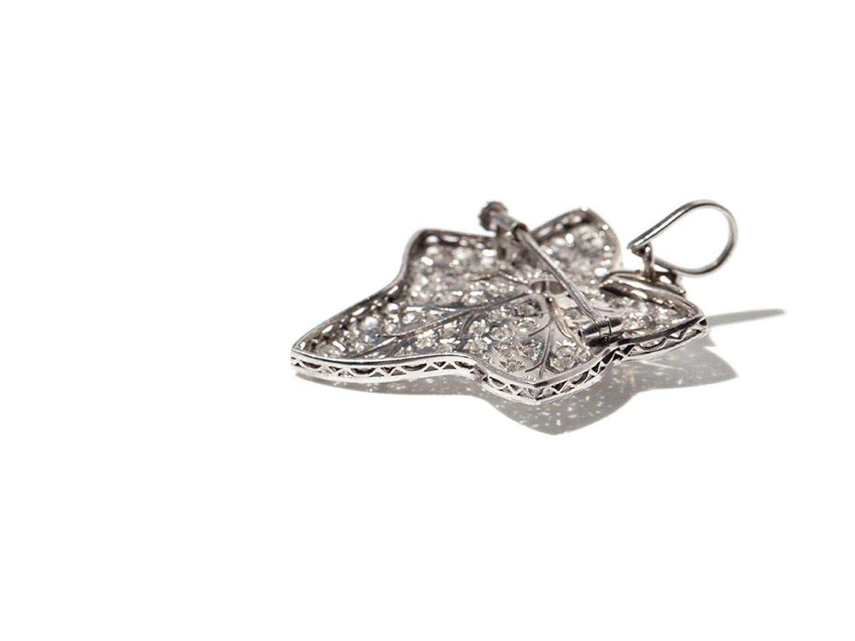 Leaf-Shaped Diamond Platinum Brooch/Pendant In Excellent Condition For Sale In Berlin, DE