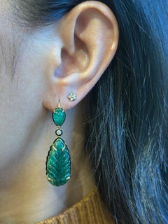 Blattförmige Ohrringe mit geschnitztem Smaragd