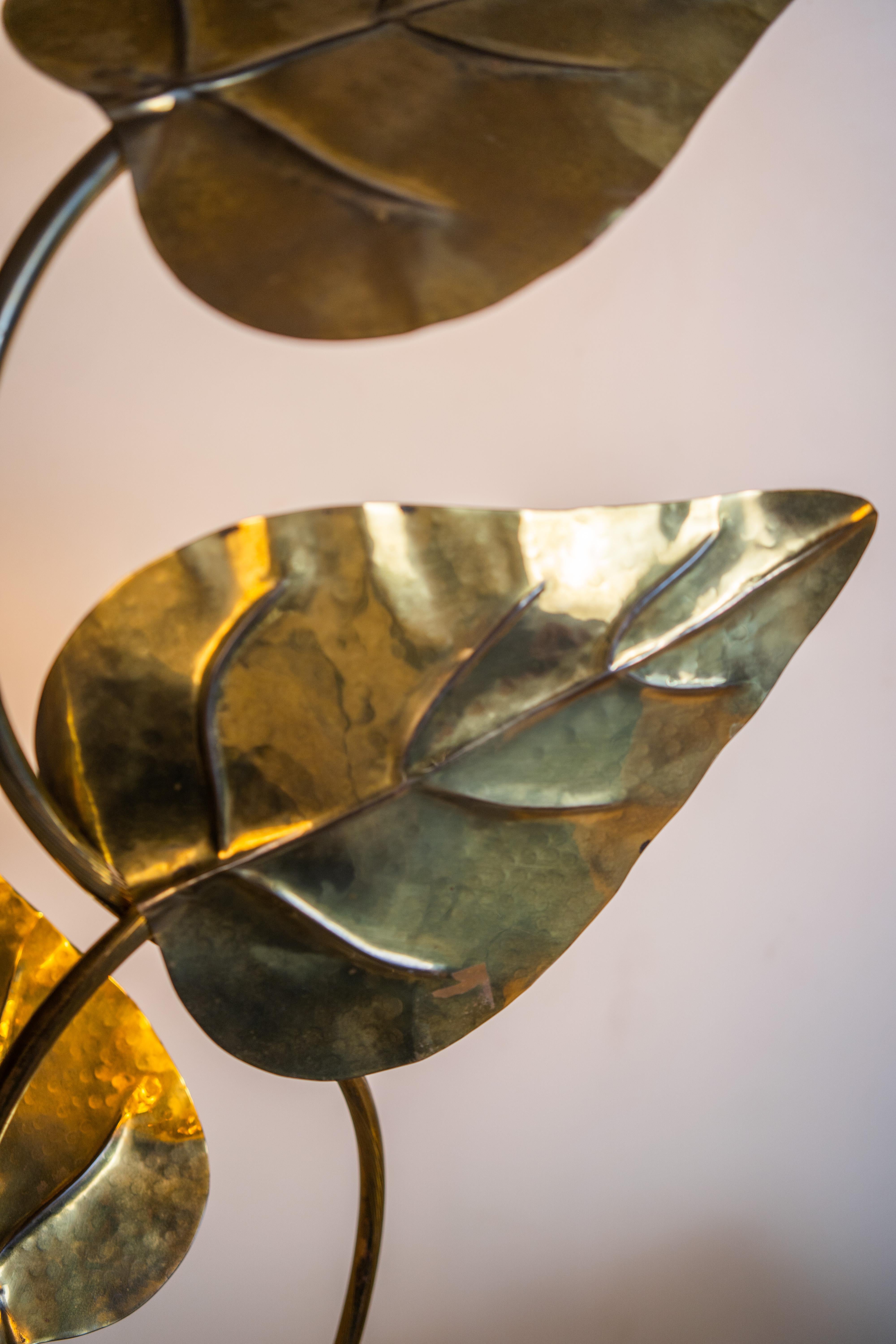 Lampadaire en forme de feuille en laiton attribué à Tommaso Barbi, Italie, 1970.

fait à la main par l'Artis, Using brass a créé un lampadaire en forme de trois feuilles de rhubarbe. 

Sa lumière chaude et agréable crée une atmosphère
