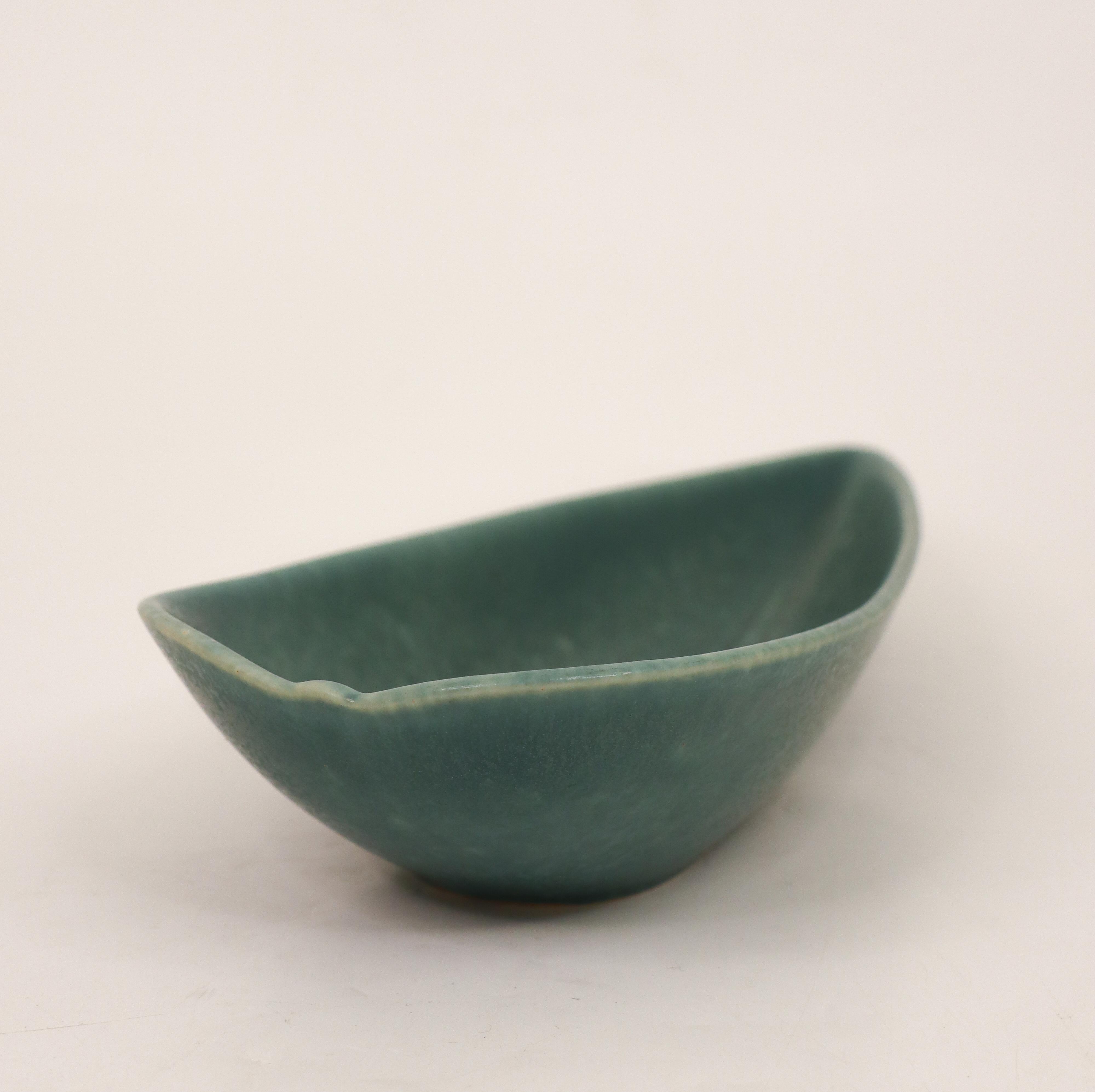 Scandinavo moderno Ciotola verde a forma di foglia Gunnar Nylund - Rörstrand - Metà del XX secolo Scandinavia in vendita