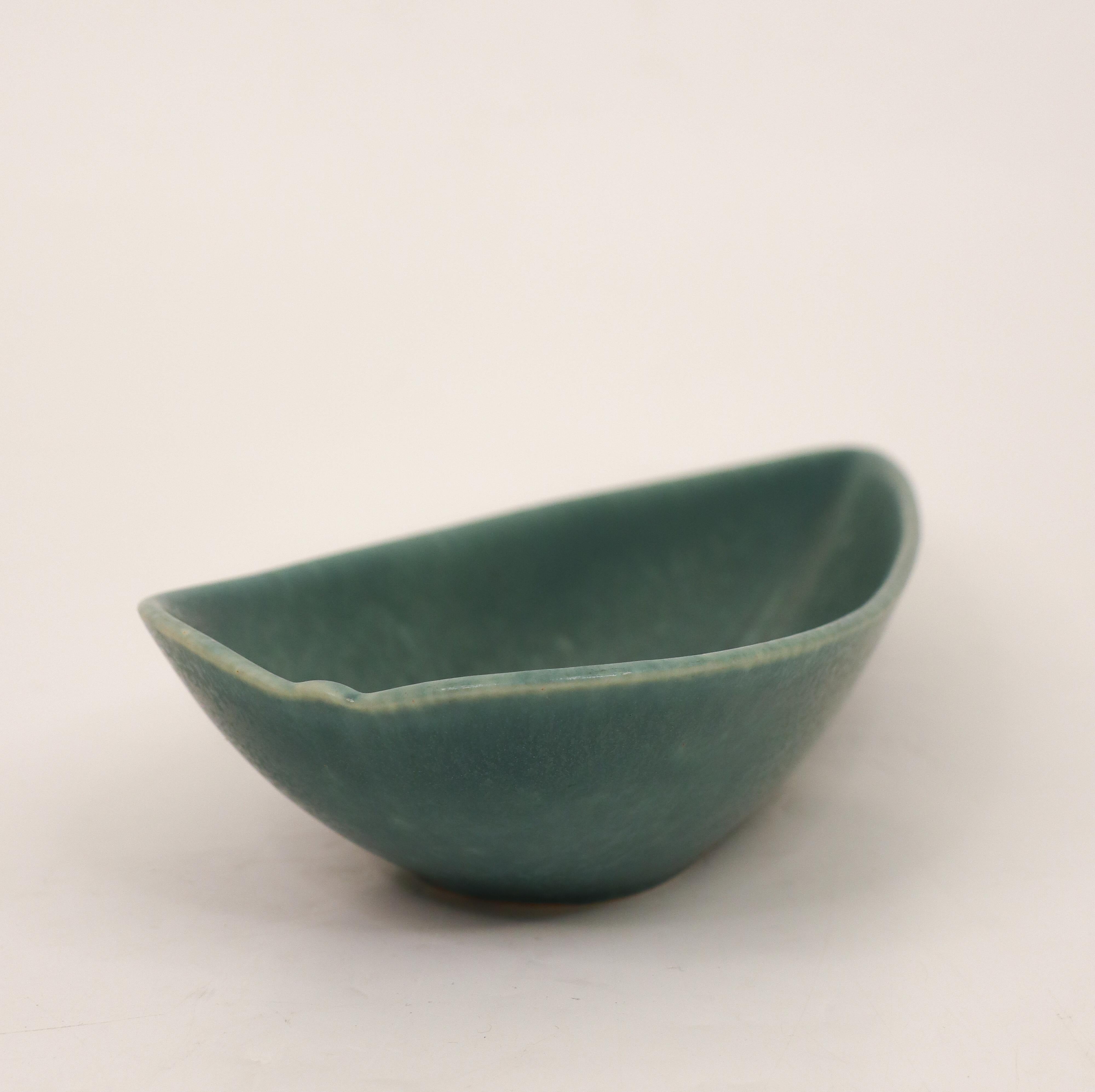 Scandinavian Modern Leaf shaped green Bowl Gunnar Nylund - Rörstrand - Mid 20th Century Scandinavia For Sale