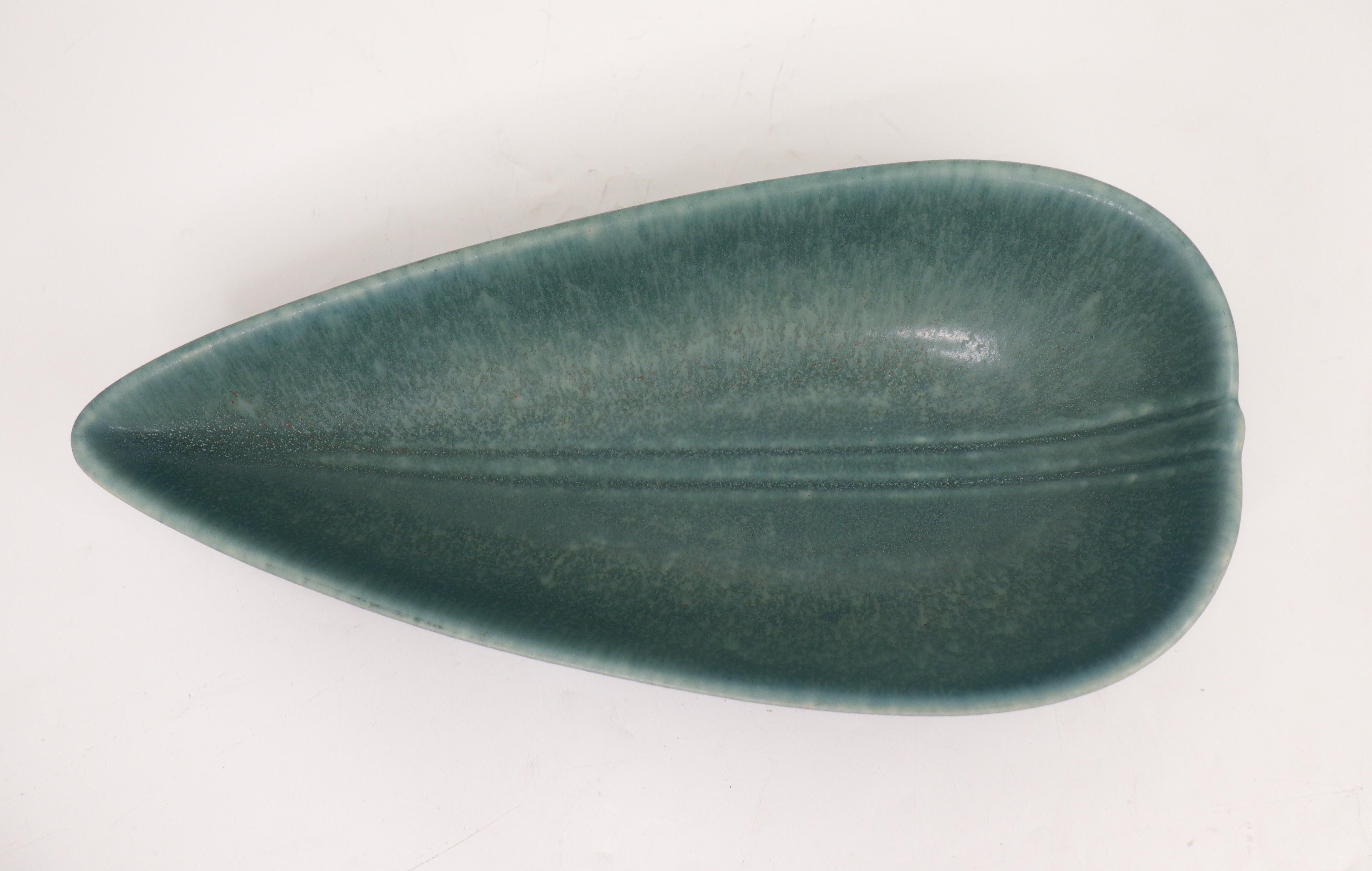 Leaf shaped green Bowl Gunnar Nylund - Rörstrand - Mid 20th Century Scandinavia In Excellent Condition For Sale In Stockholm, SE
