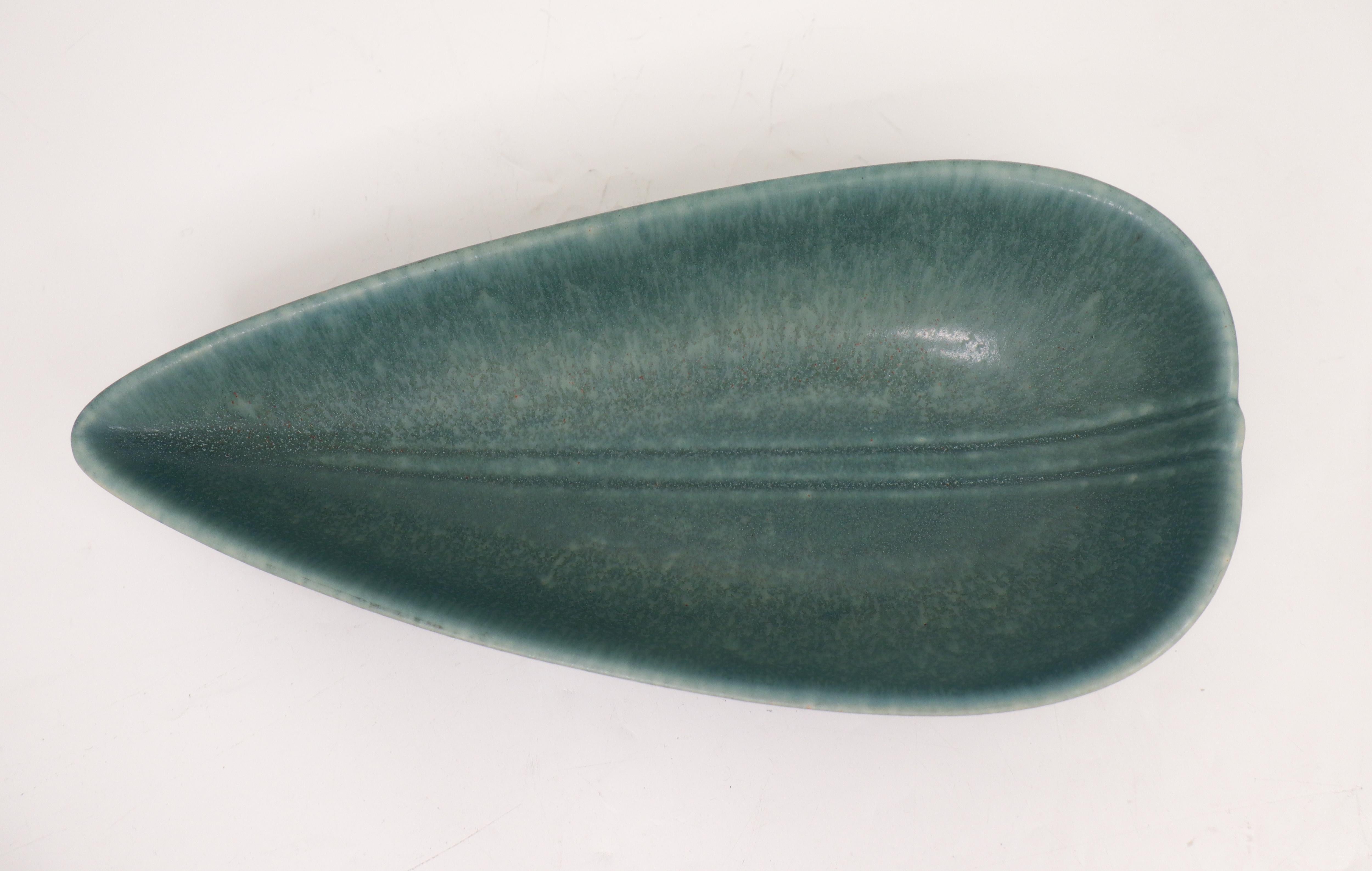 Ciotola verde a forma di foglia Gunnar Nylund - Rörstrand - Metà del XX secolo Scandinavia In condizioni ottime in vendita a Stockholm, SE