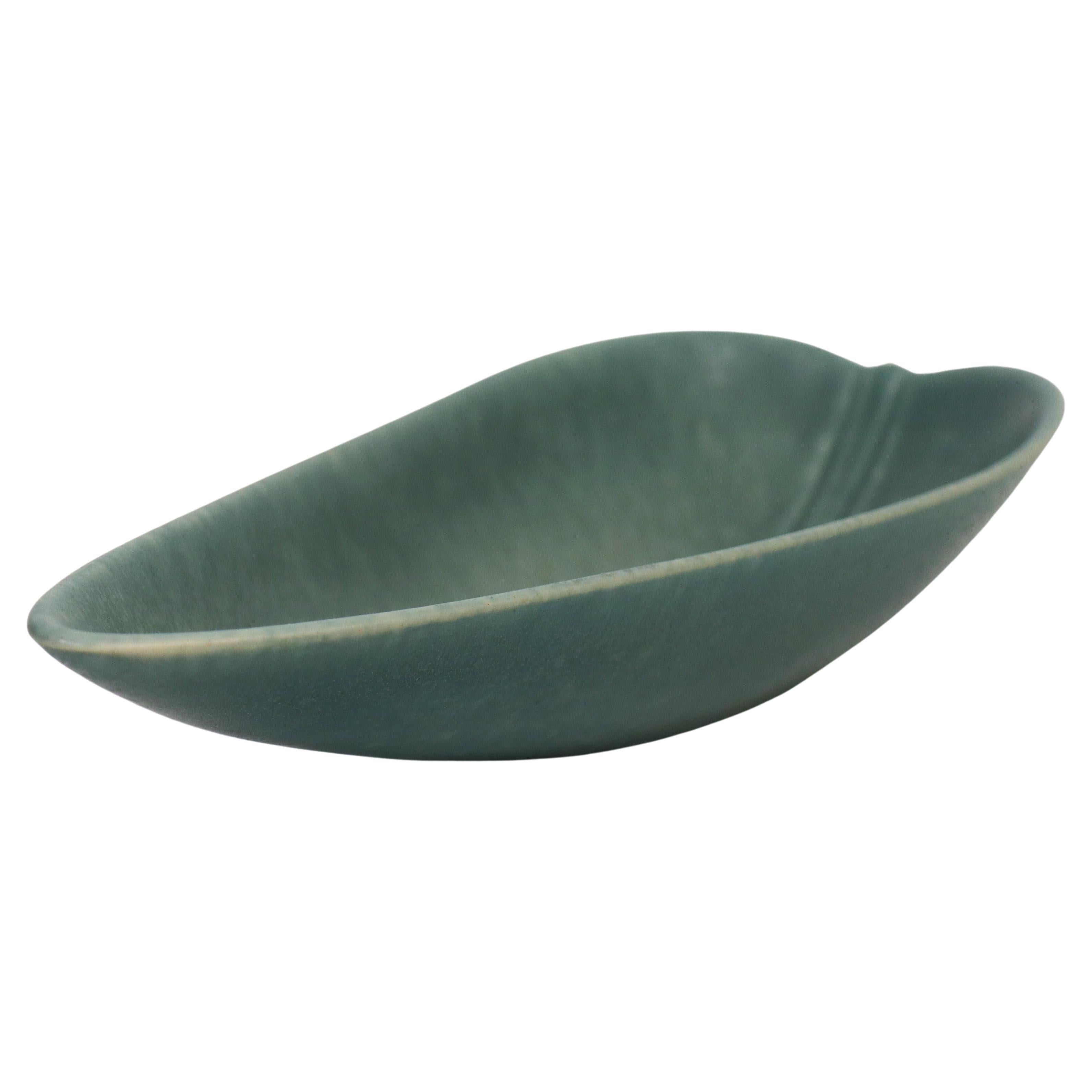 Leaf shaped green Bowl Gunnar Nylund - Rörstrand - Mid 20th Century Scandinavia For Sale