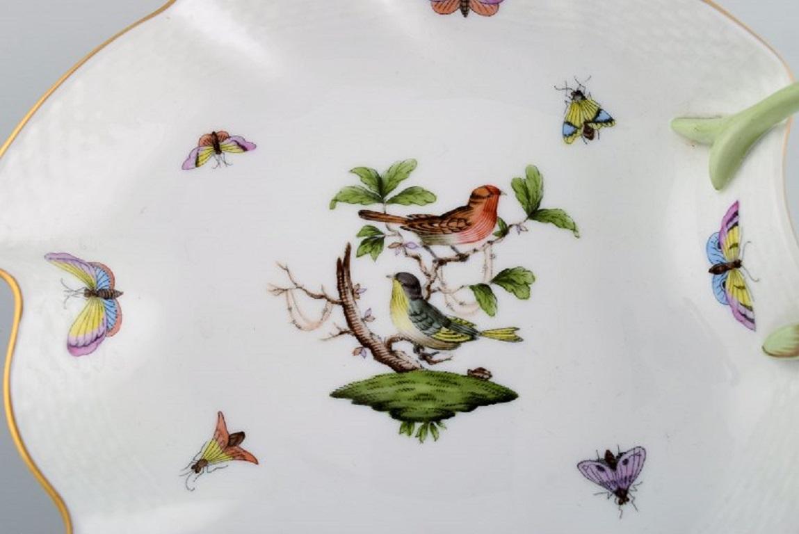Peint à la main Plat en porcelaine Herend Rothschild en forme de feuille avec oiseaux peints à la main