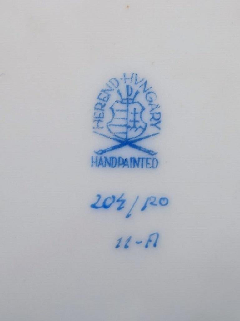 Plat en porcelaine Herend Rothschild en forme de feuille avec oiseaux peints à la main Excellent état à Copenhagen, DK