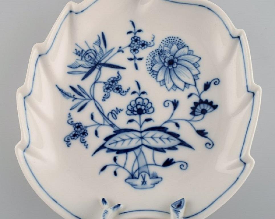 Leaf-shaped Meissen Blue Onion dish in hand-painted porcelain. 
Early 20th century.
Measures: 19 x 6 cm.
In excellent condition.
Signed.
1st factory quality.