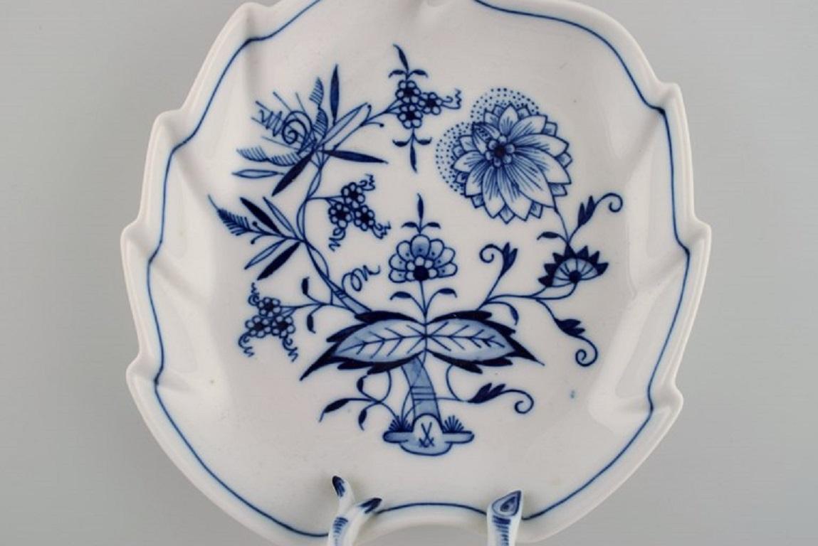 Leaf-shaped Meissen Blue Onion dish in hand-painted porcelain. Early 20th century.
Measures: 19 x 6 cm.
In excellent condition.
Signed.
1st factory quality.