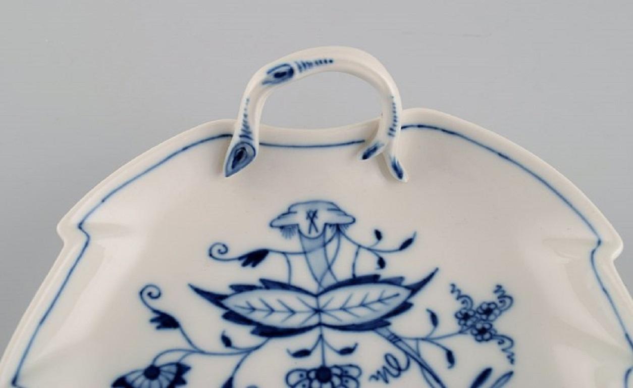 German Leaf-Shaped Meissen Blue Onion Dish in Hand-Painted Porcelain, Early 20th C For Sale