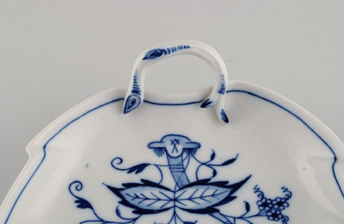 German Leaf-Shaped Meissen Blue Onion Dish in Hand-Painted Porcelain, Early 20th C. For Sale