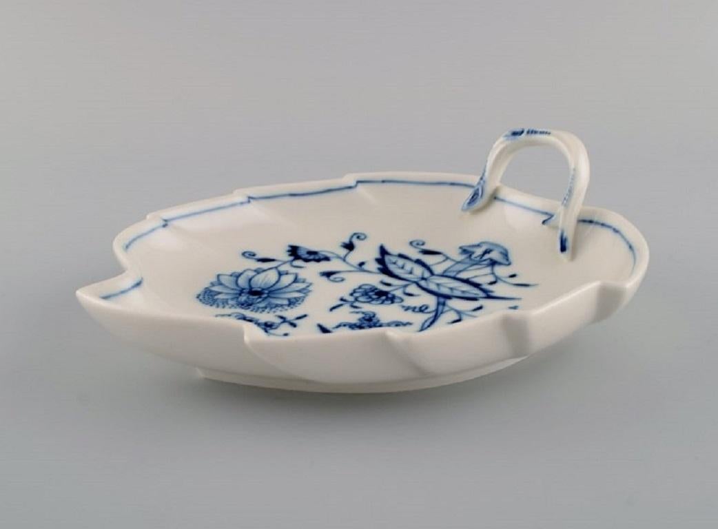 Leaf-Shaped Meissen Blue Onion Dish in Hand-Painted Porcelain, Early 20th C In Excellent Condition For Sale In Copenhagen, DK