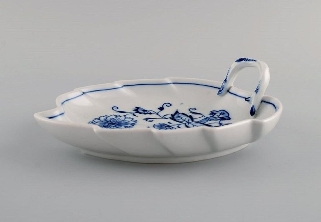 Leaf-Shaped Meissen Blue Onion Dish in Hand-Painted Porcelain, Early 20th C. In Excellent Condition For Sale In Copenhagen, DK