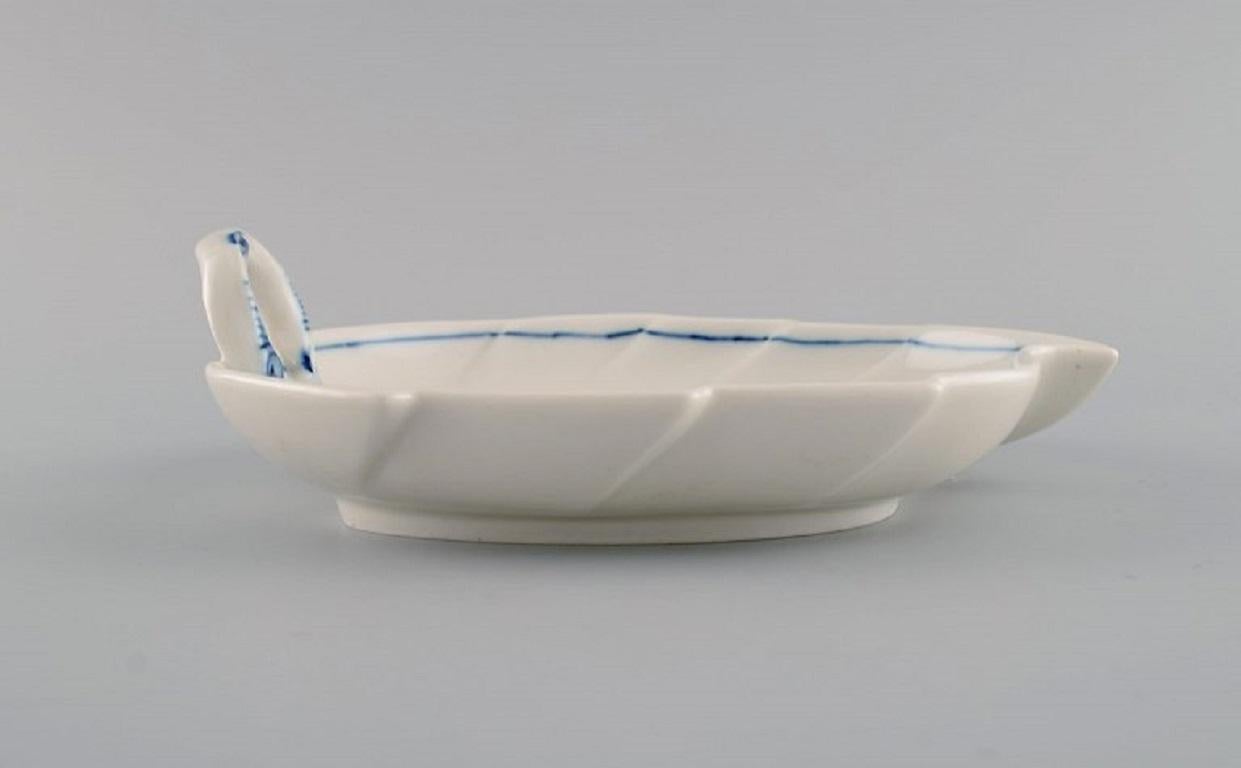 20th Century Leaf-Shaped Meissen Blue Onion Dish in Hand-Painted Porcelain, Early 20th C For Sale