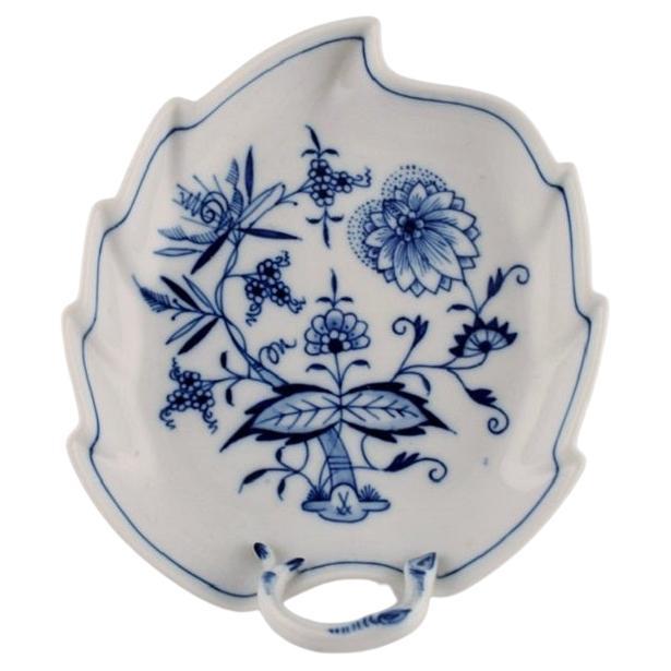 Blaue blattförmige Meissener Zwiebelschale aus handbemaltem Porzellan, frühes 20. Jahrhundert.