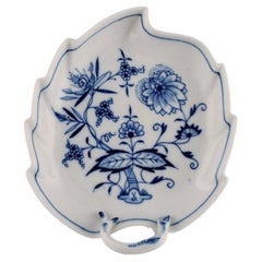 Antique Leaf-Shaped Meissen Blue Onion Dish in Hand-Painted Porcelain, Early 20th C.