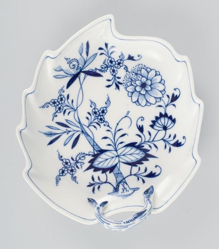 Leaf-shaped Meissen Blue Onion dish in hand-painted porcelain. 
Handle in the shape of a branch.
Approx. 1930s.
In excellent condition.
Marked.
First factory quality.
Dimensions: L 18.7 x D 16.0 x H 3.0 cm.