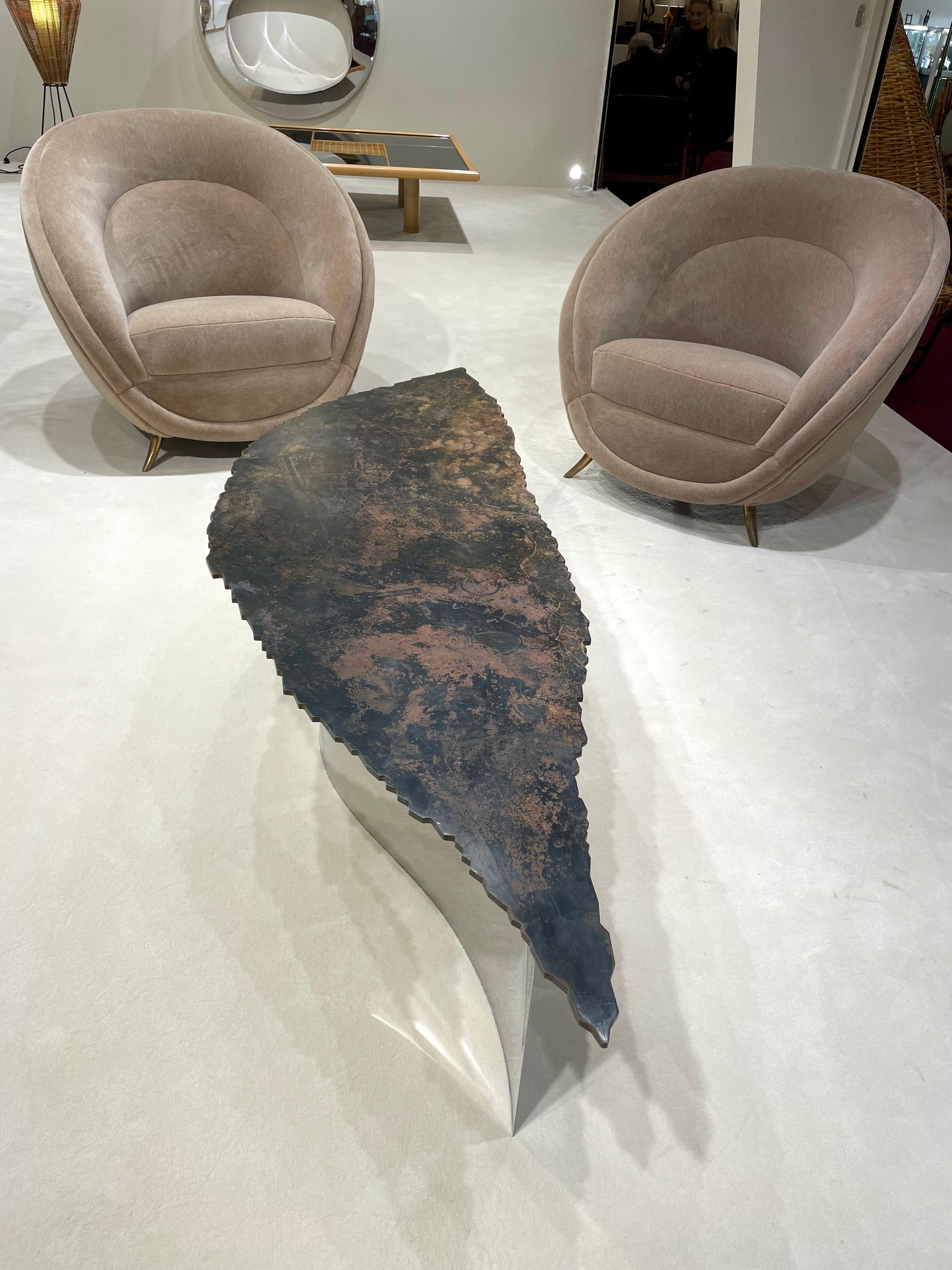 Table basse en métal en forme de feuille, Italie. 70's.
Plateau en métal et base chromée.
Pas de restauration, quelques usures sur le plateau.
Dimensions : 162 cm x 51 cm x 40 cm