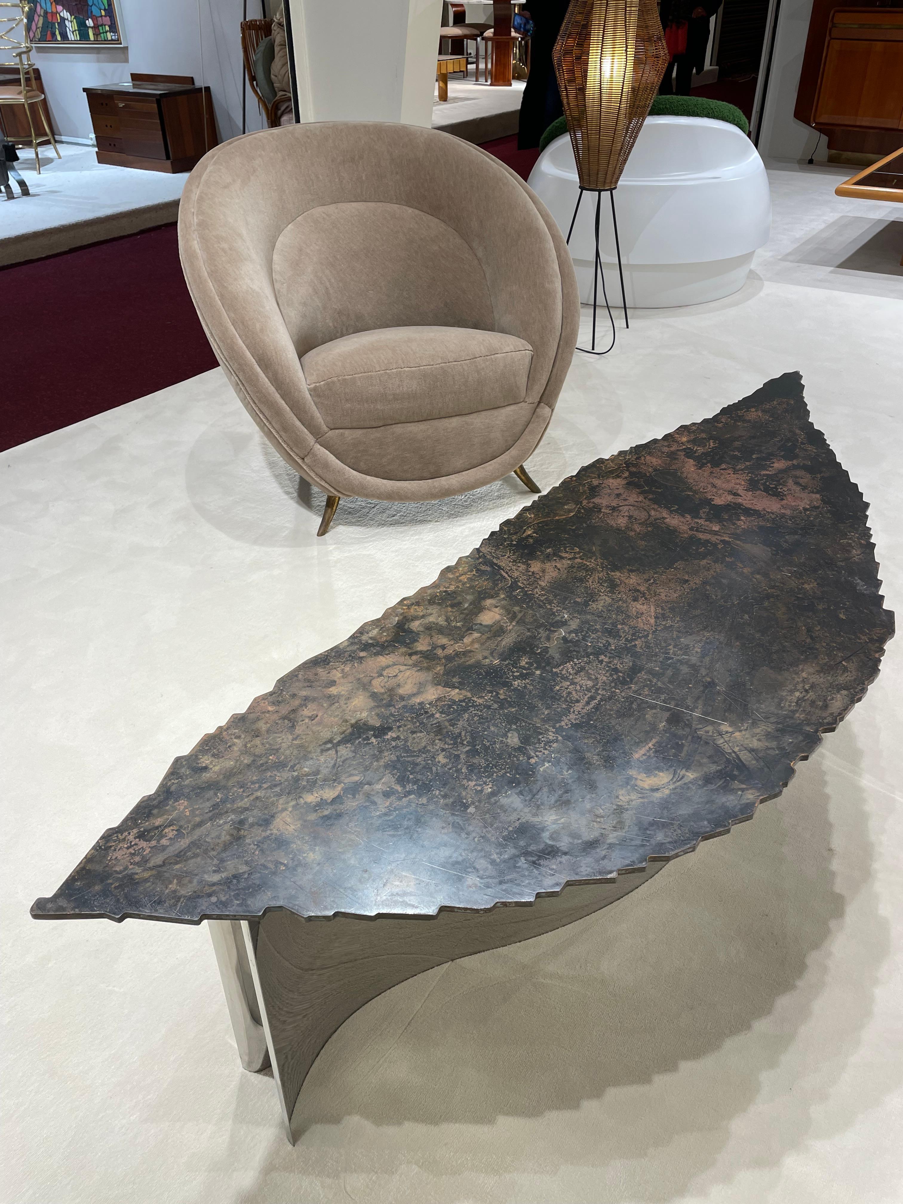 Moderne Table basse en métal en forme de feuille en vente